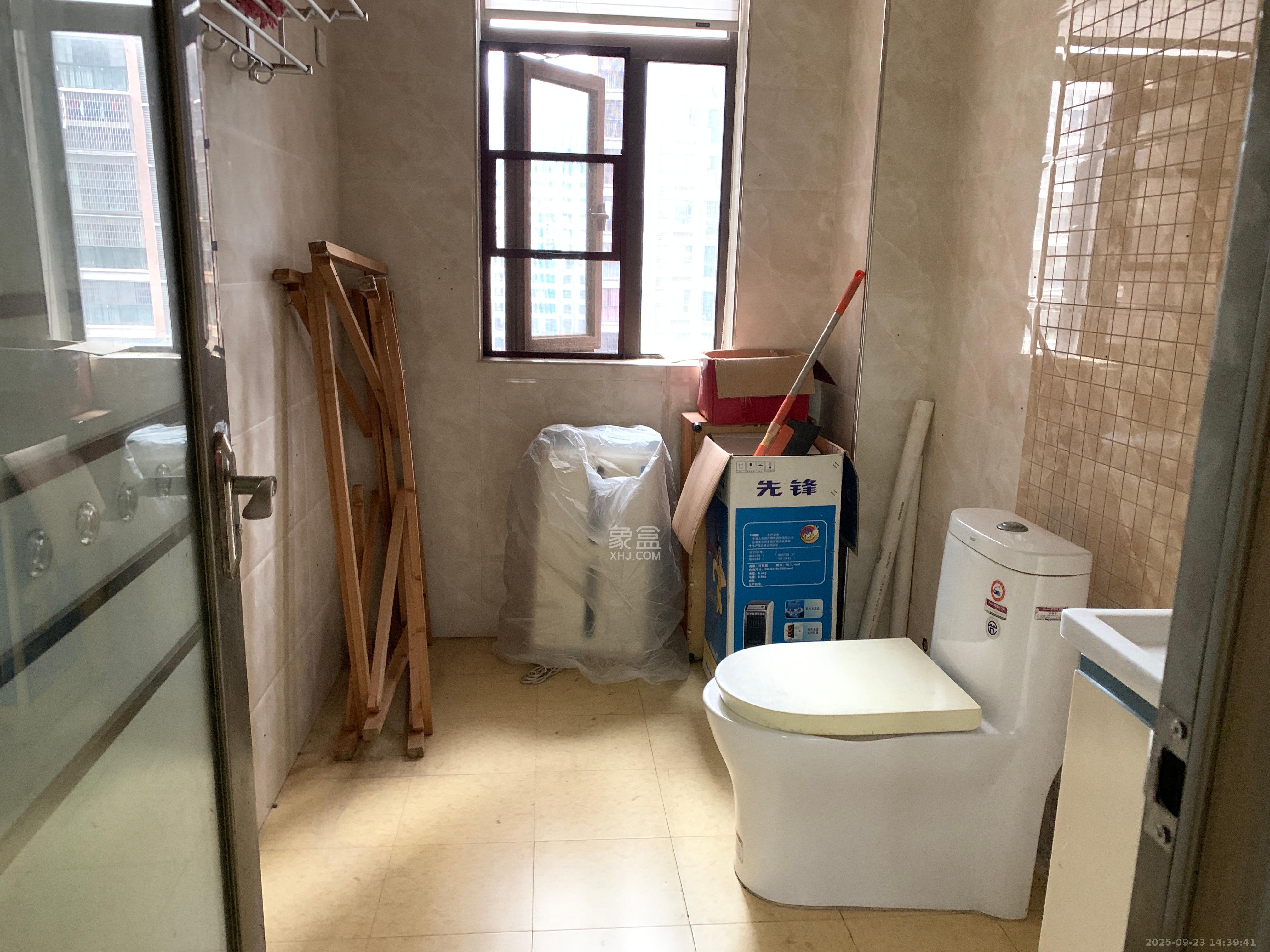 水岸世景  3室2厅2卫    2200.0元/月室内图