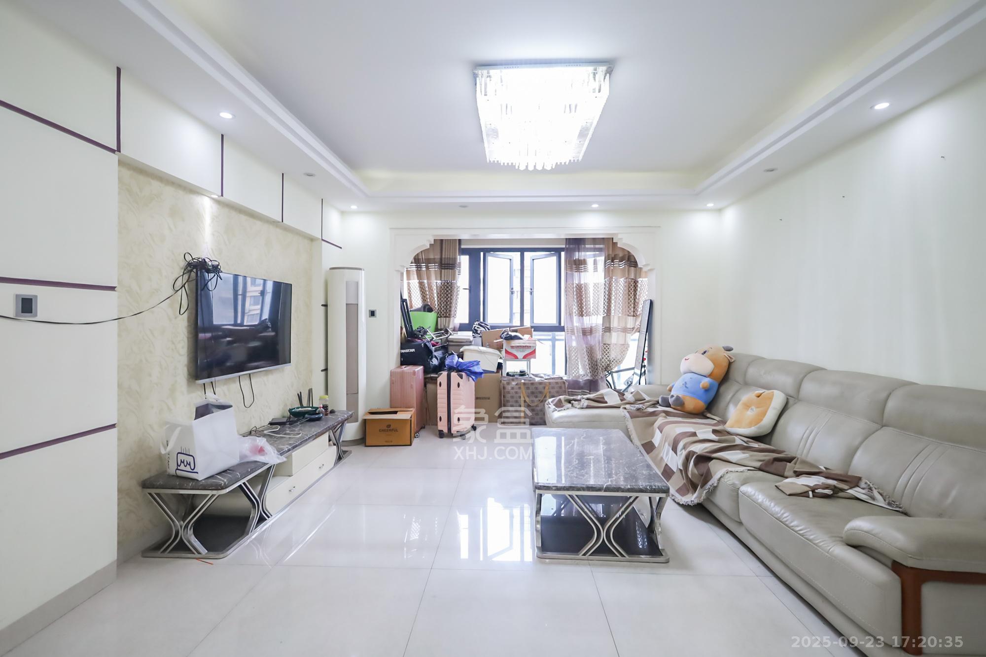 奥克斯广场  3室2厅2卫    105.0万 奥克斯广场  3室2厅2卫    105.0万客厅