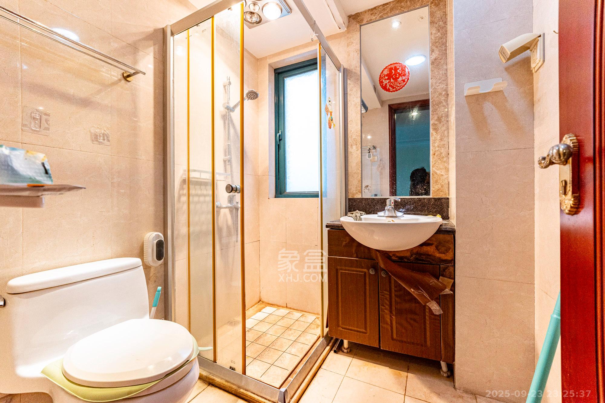 恒大雅苑 2室2厅1卫 66.0万 恒大雅苑 2室2厅1卫 66.0万卫生间