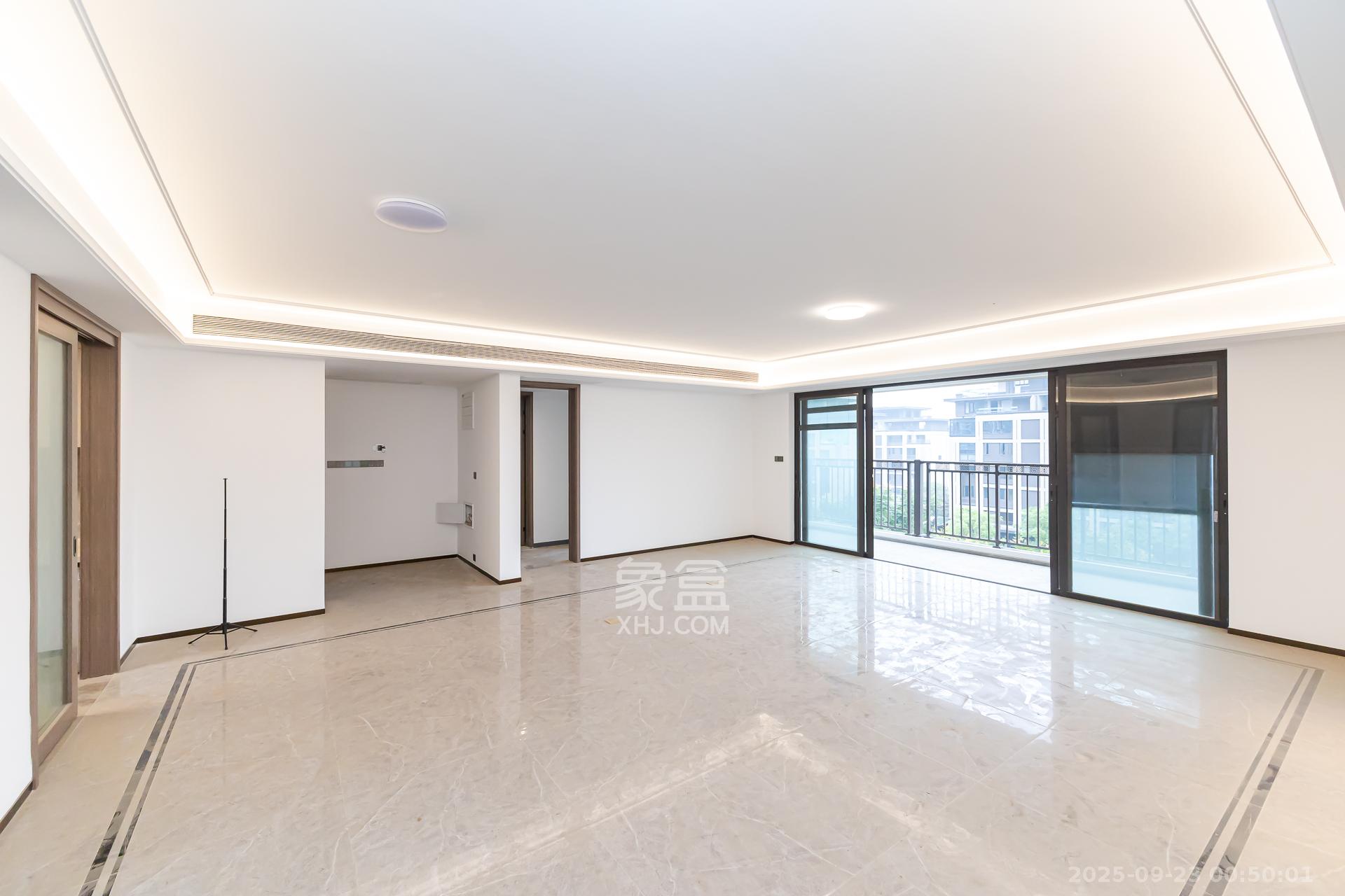 时代建发和著  4室2厅3卫    255.0万客厅