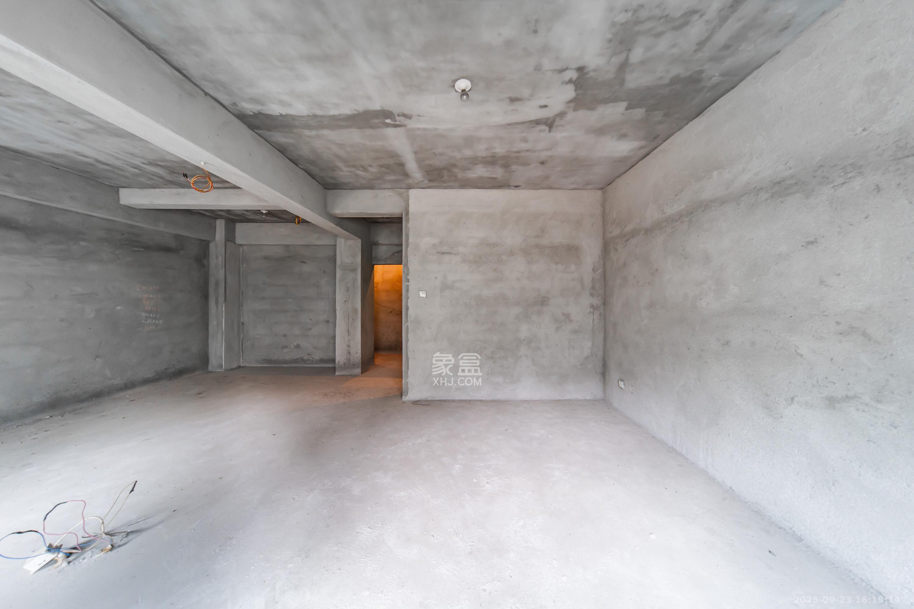 麓山翰林苑 4室2厅2卫 130.0万 麓山翰林苑 4室2厅2卫 130.0万卧室