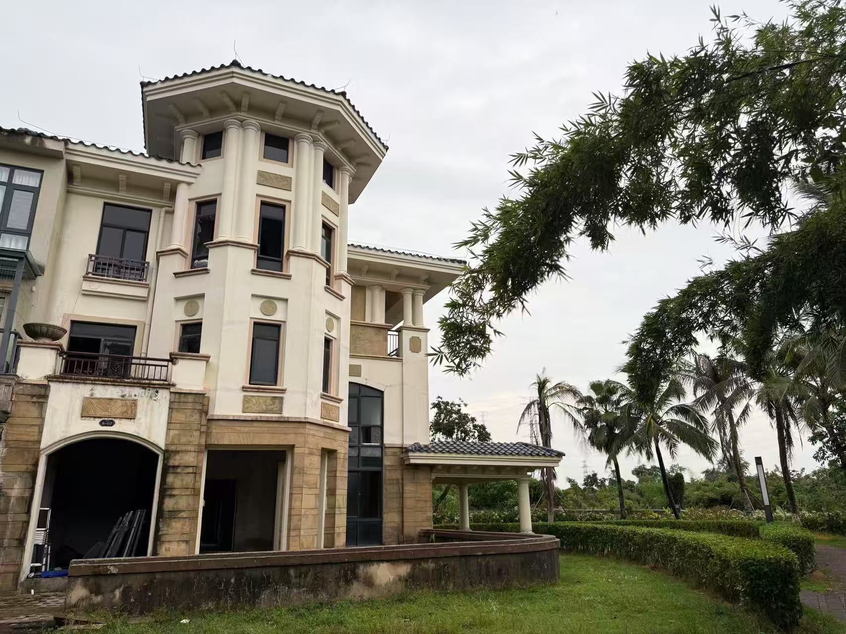 翡翠水城联排别墅 8室3厅4卫 790.0万 翡翠水城联排别墅 8室3厅4卫 790.0万客厅