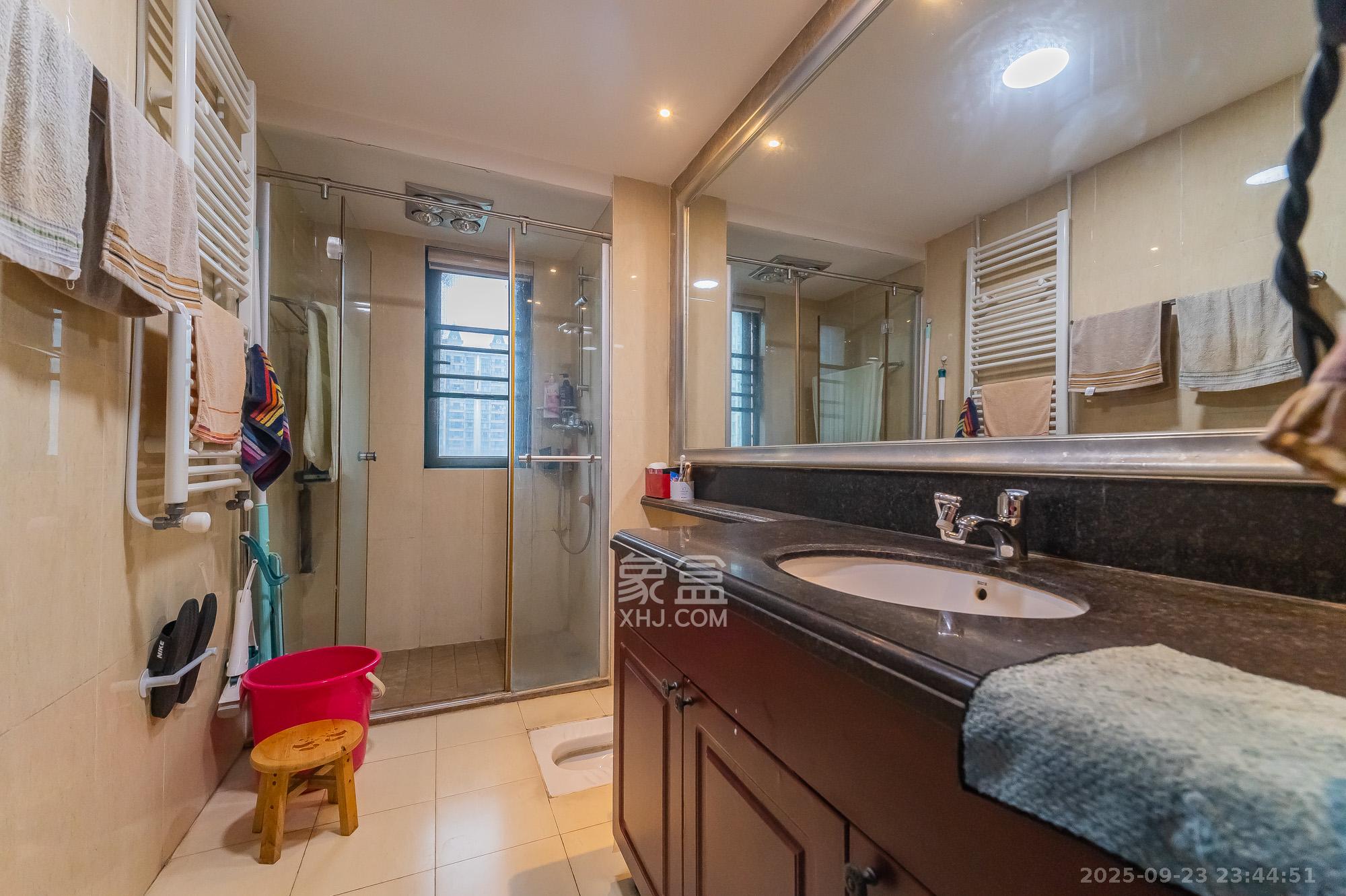 恒大翡翠华庭  4室2厅2卫    109.8万卫生间