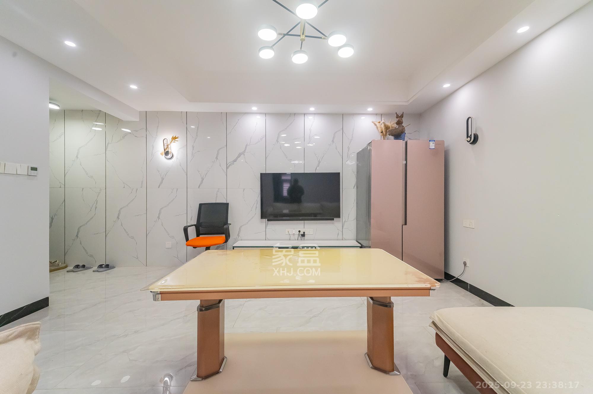 锦璨家园 3室2厅2卫 75.80万 锦璨家园 3室2厅2卫 75.80万客厅