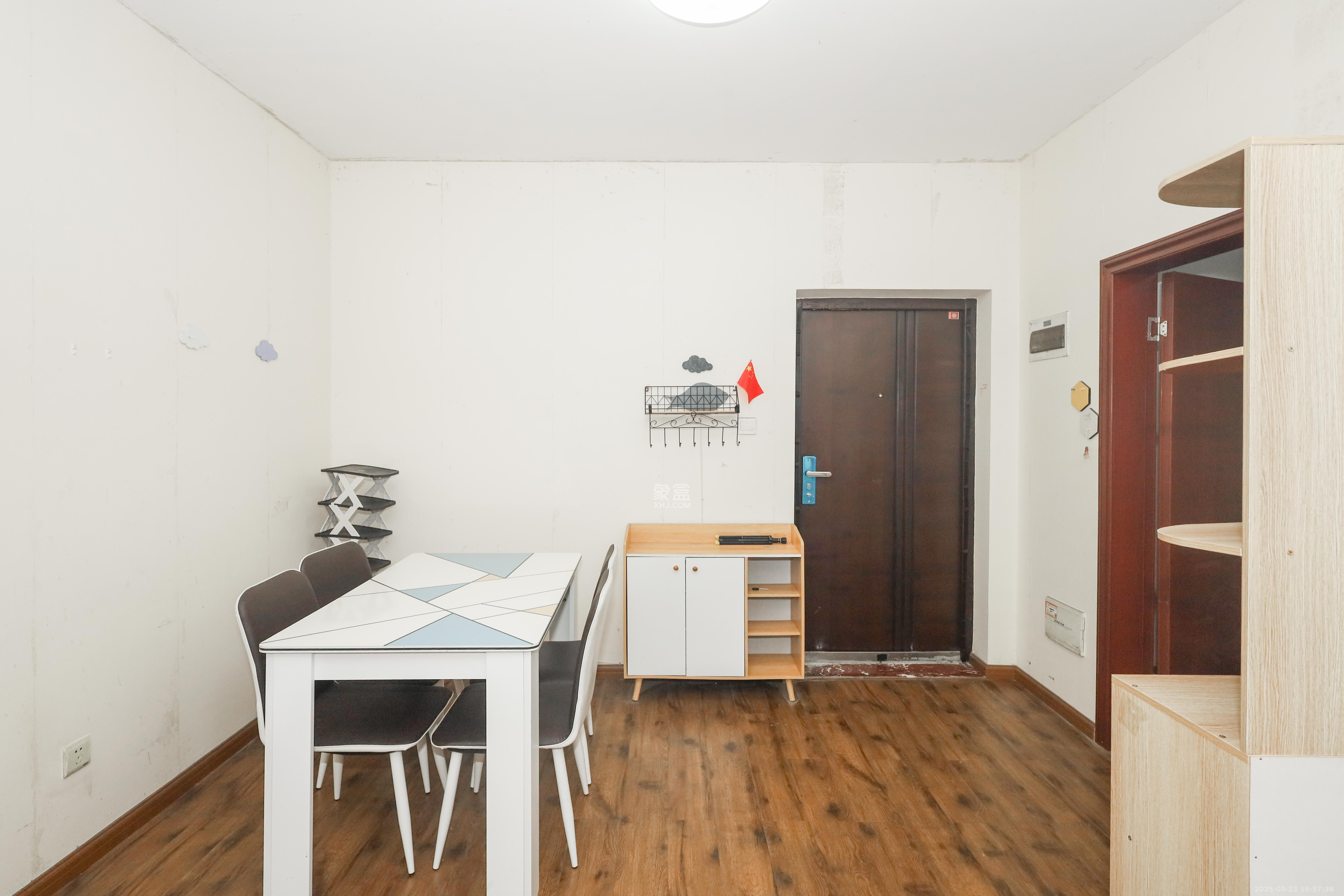 保利麓谷林语A区  2室1厅1卫    68.0万客厅