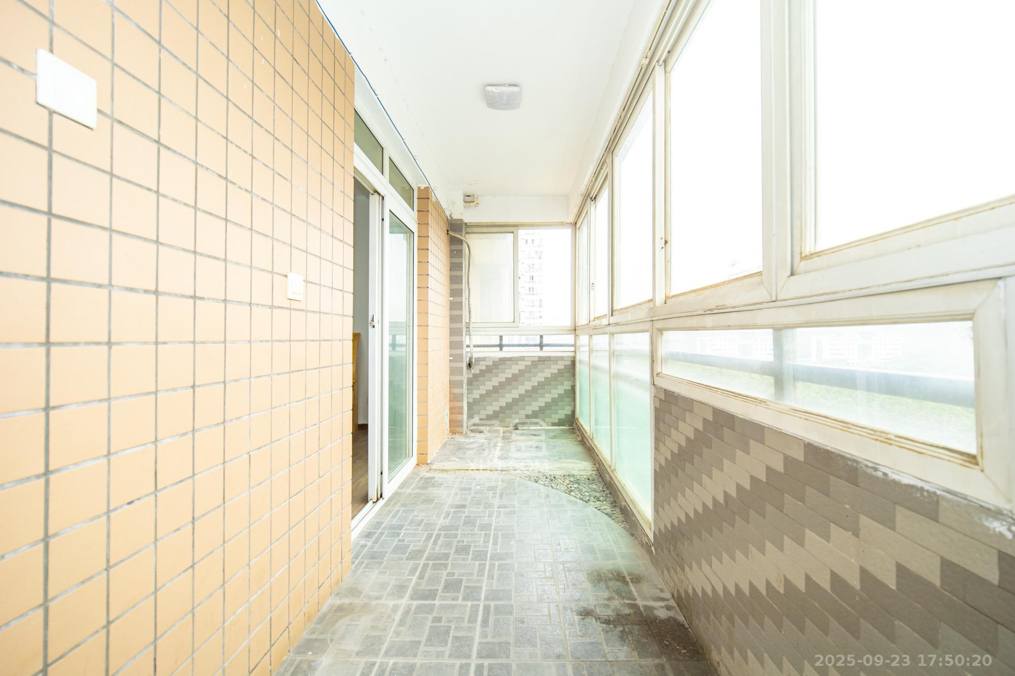 晶华美地 4室2厅2卫 79.8万 晶华美地 4室2厅2卫 79.8万阳台