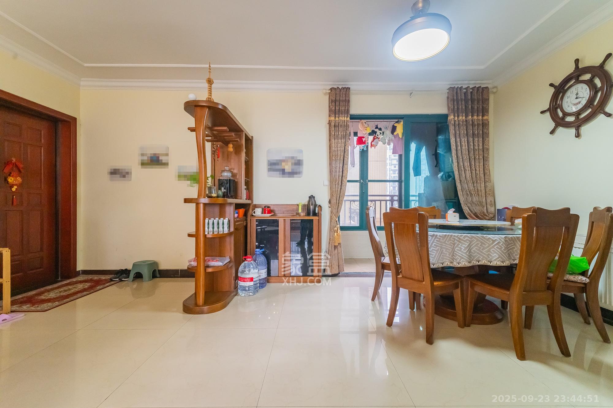 恒大翡翠华庭  4室2厅2卫    109.8万客厅