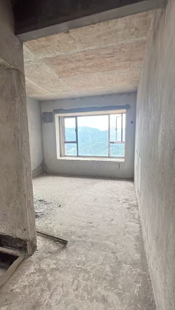 悦江山  5室2厅2卫   69.80万客厅