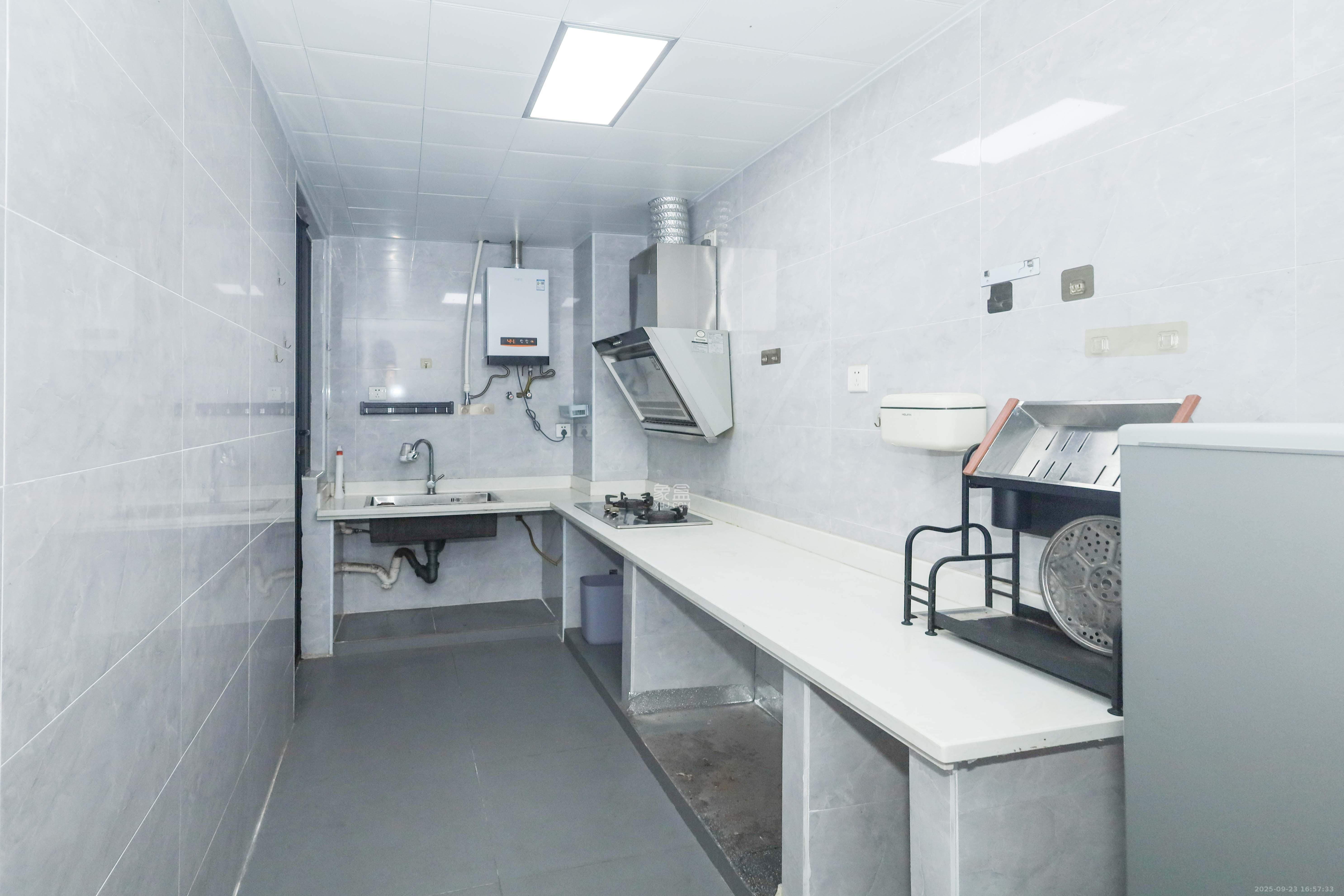 保利麓谷林语A区 2室1厅1卫 68.0万 保利麓谷林语A区 2室1厅1卫 68.0万厨房