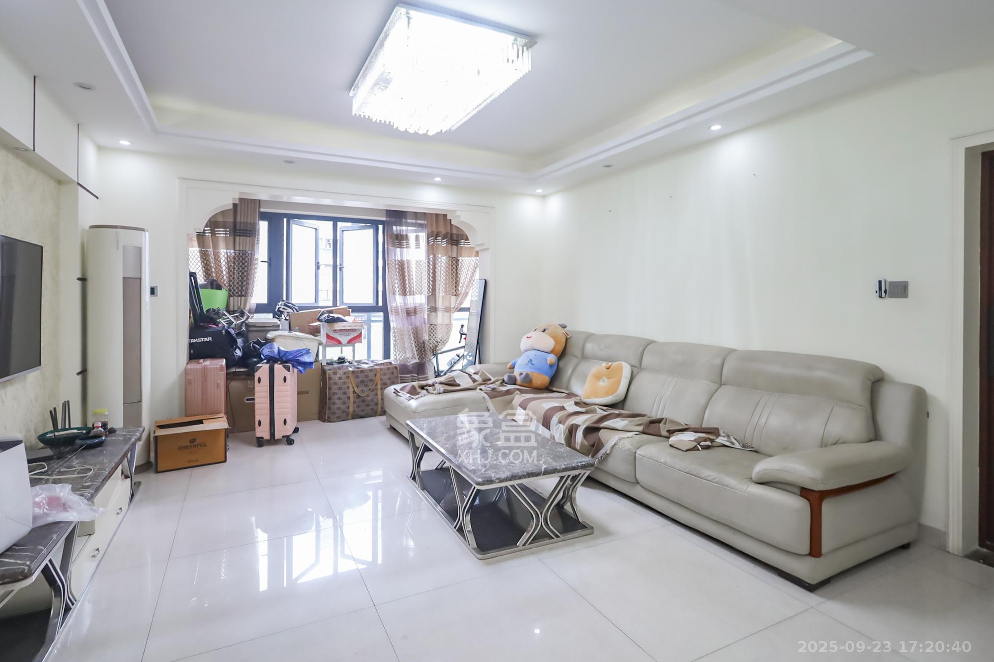 奥克斯广场  3室2厅2卫    105.0万 奥克斯广场  3室2厅2卫    105.0万客厅