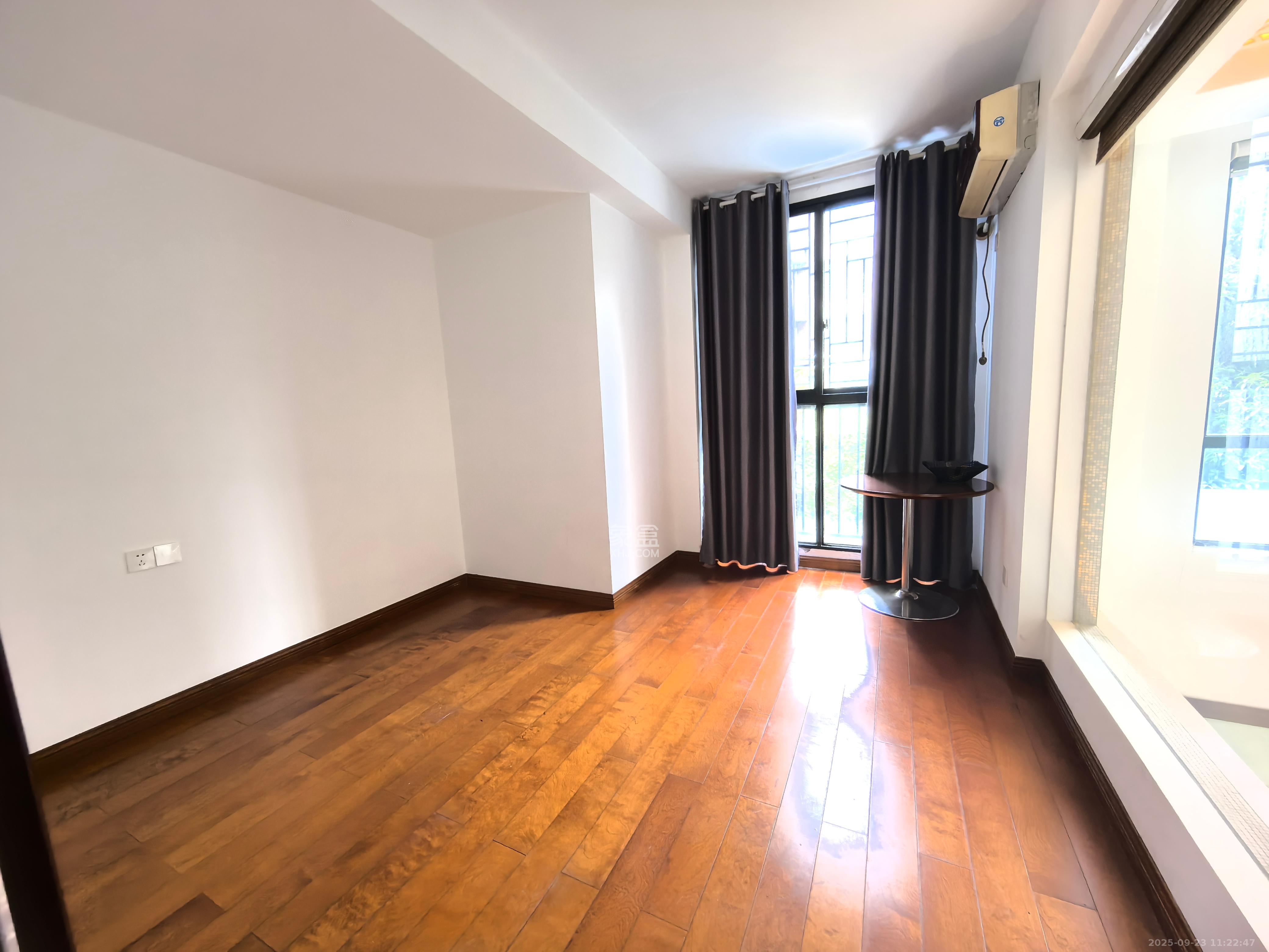 万科城 5室2厅2卫 10000.0元/月 万科城 5室2厅2卫 10000.0元/月室内图