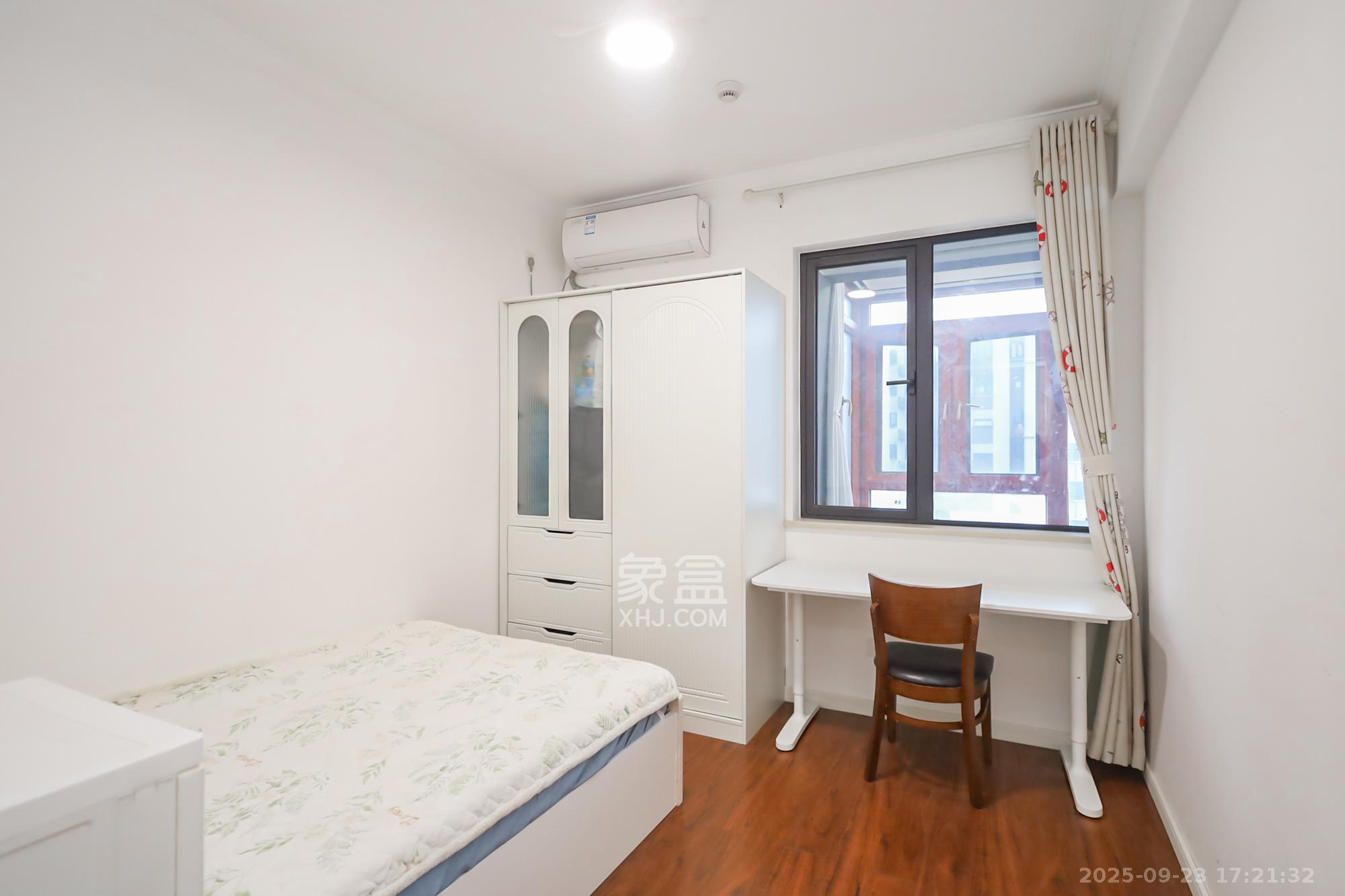 万科里金域国际  4室2厅2卫    238.0万卧室