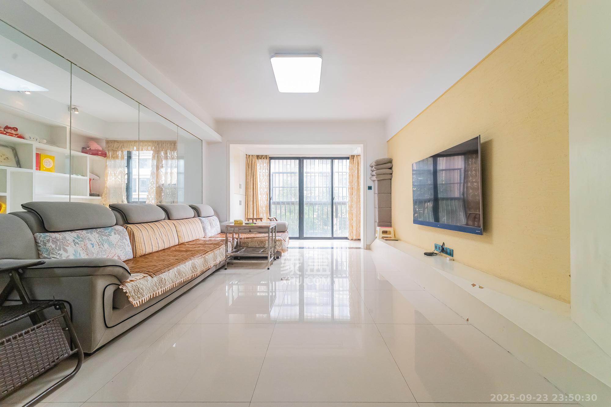 深业睿城 4室2厅2卫 133.8万 深业睿城 4室2厅2卫 133.8万客厅