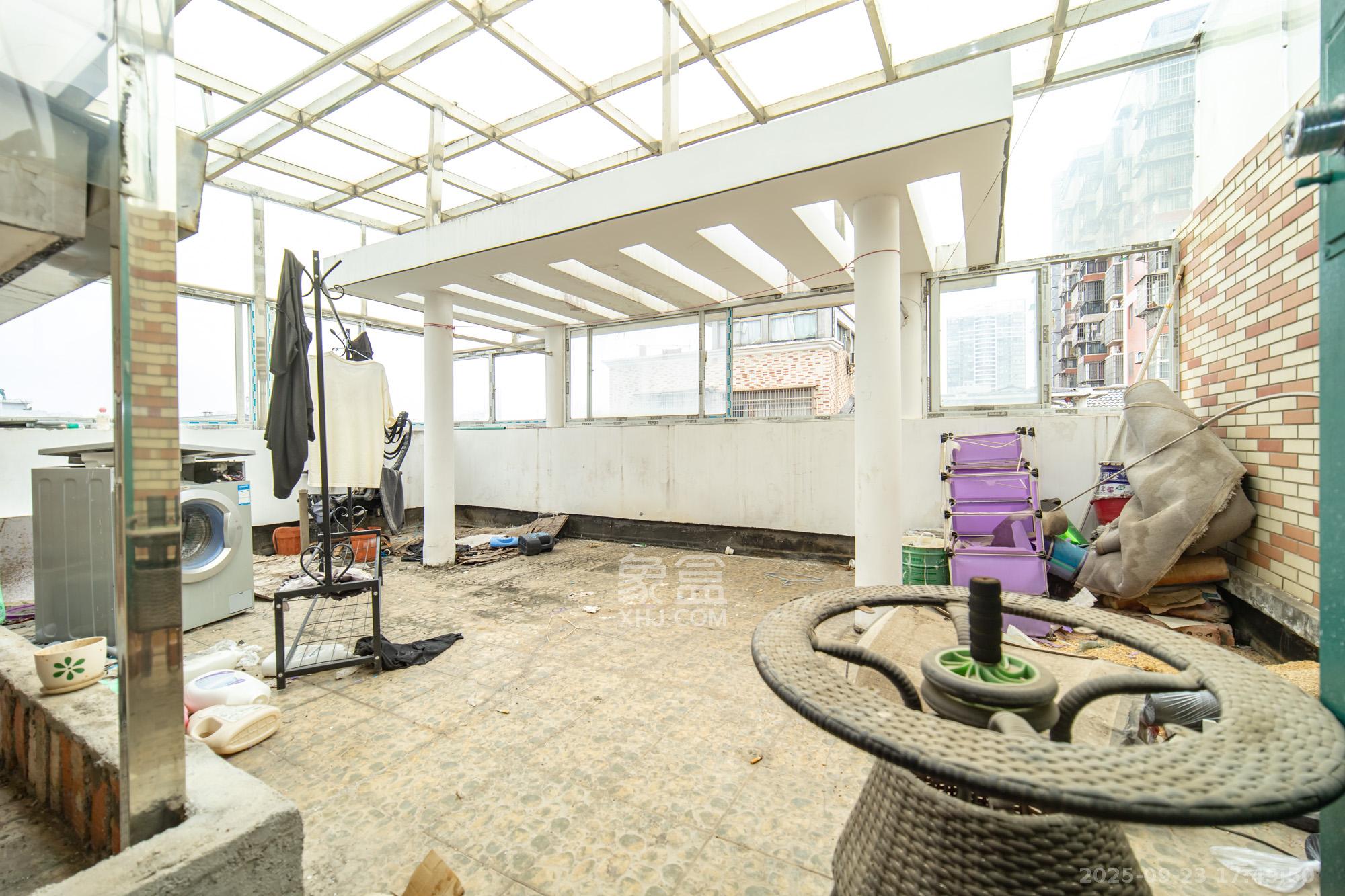 星沙商业步行街  3室1厅2卫    36.8万阳台