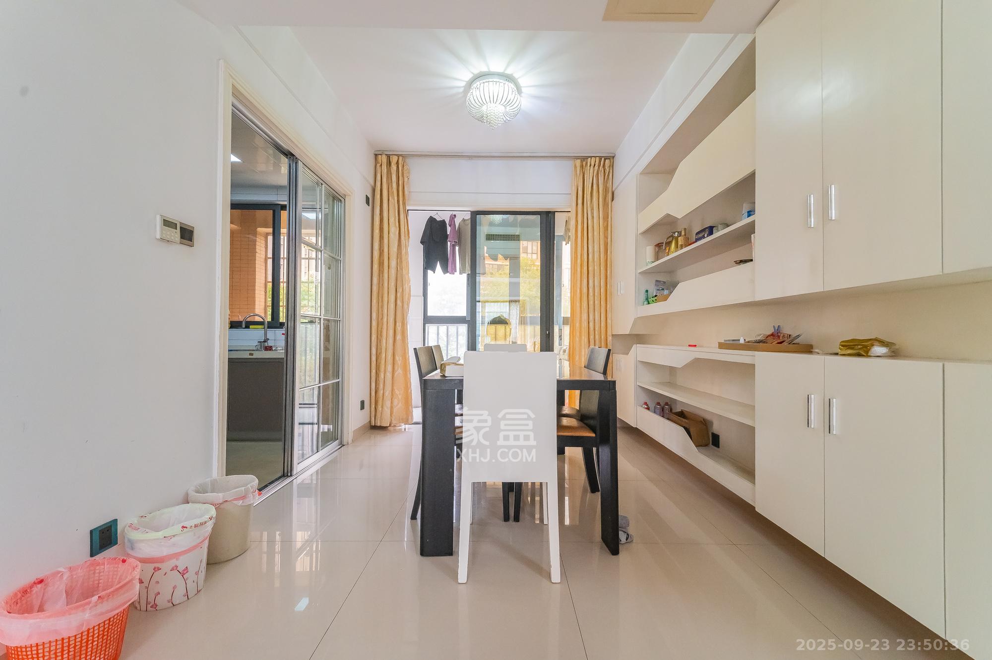 深业睿城  4室2厅2卫    133.8万客厅