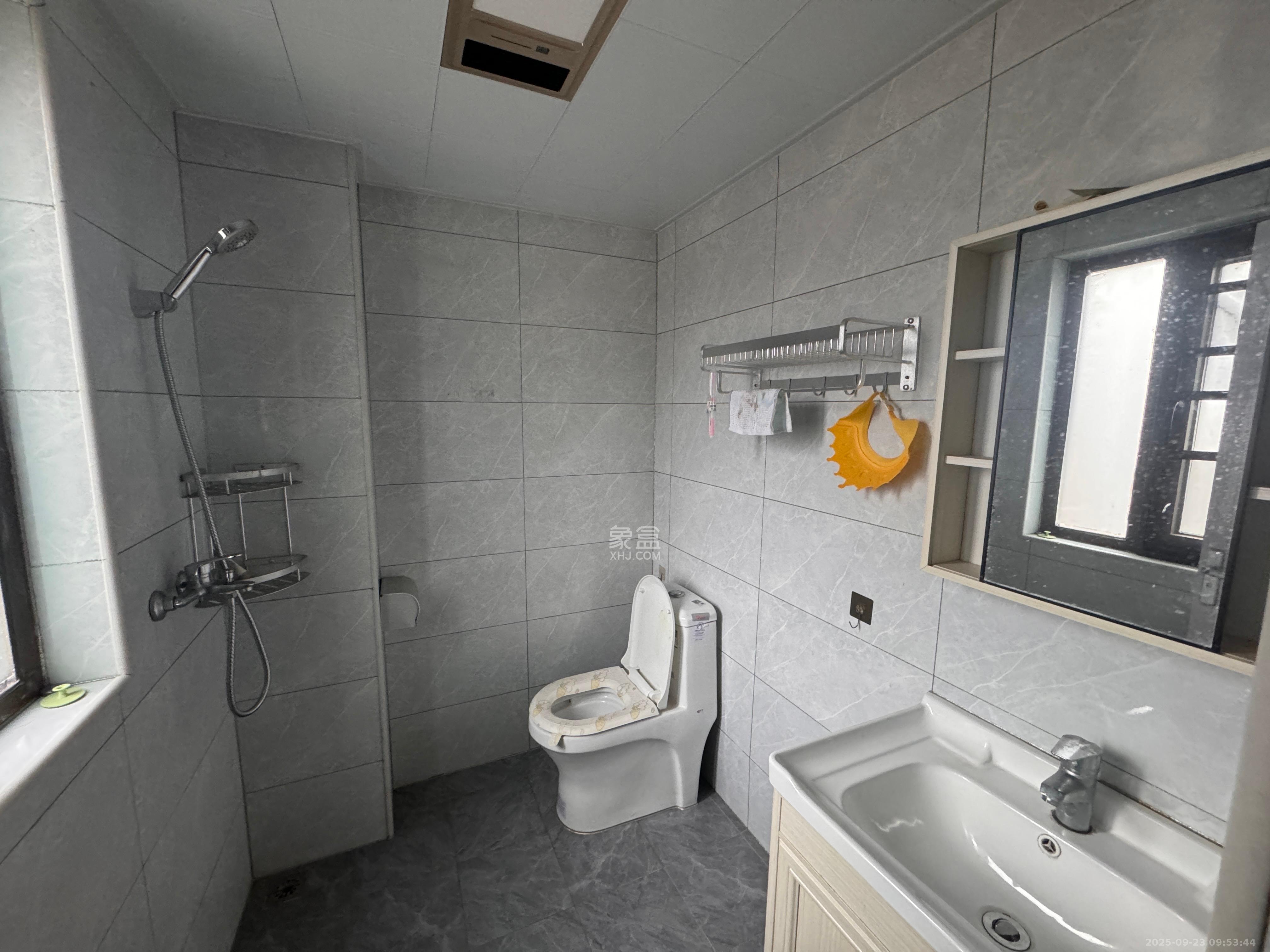 山语城三期 3室2厅2卫 2200.0元/月 山语城三期 3室2厅2卫 2200.0元/月室内图