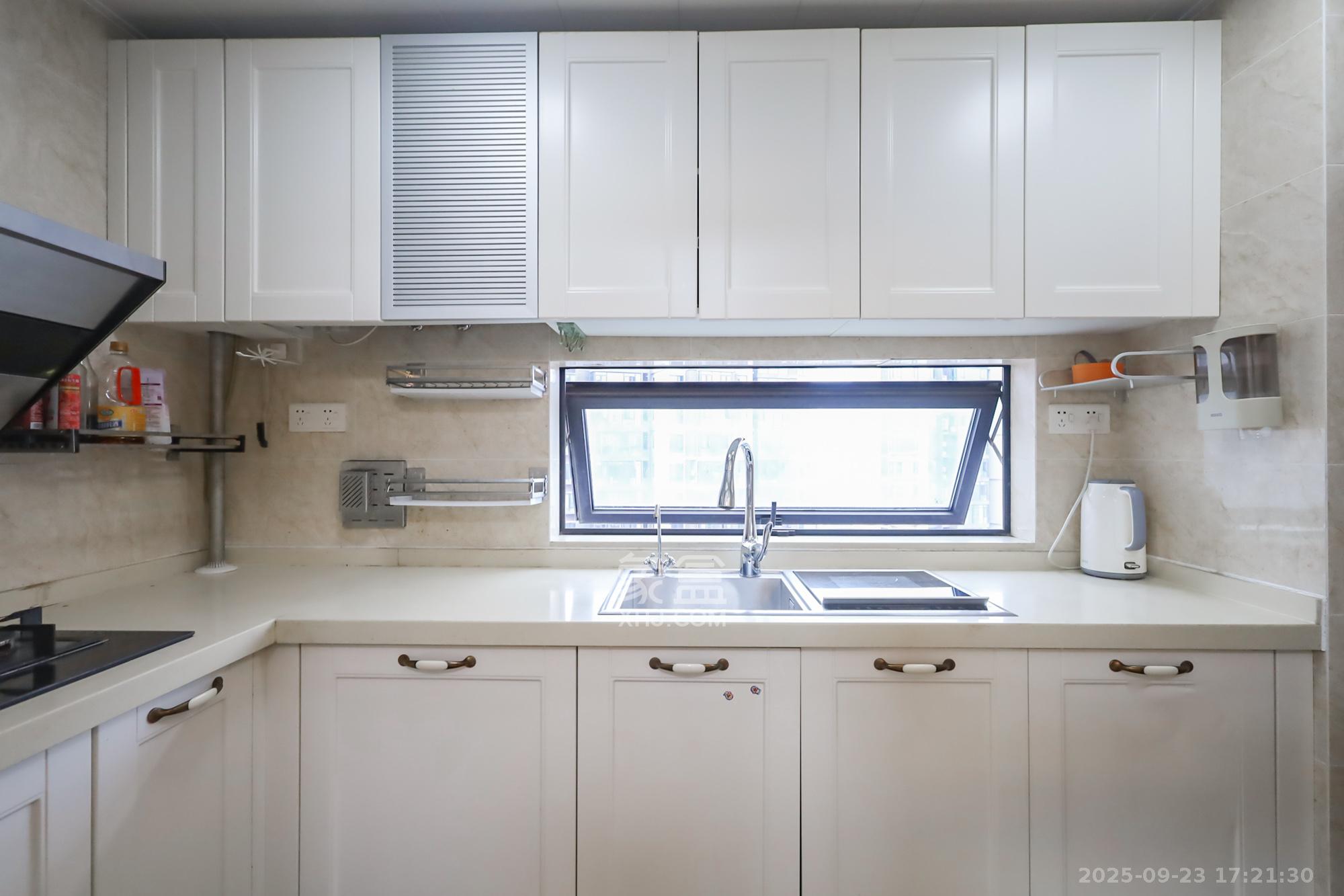 万科里金域国际  4室2厅2卫    238.0万厨房