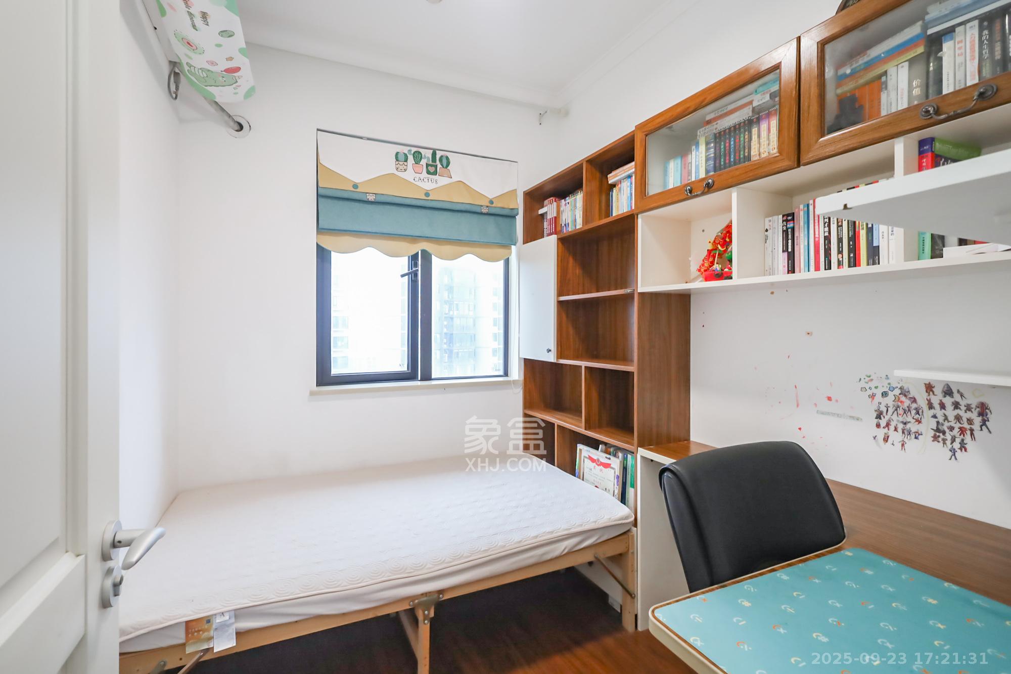 万科里金域国际  4室2厅2卫    238.0万卧室