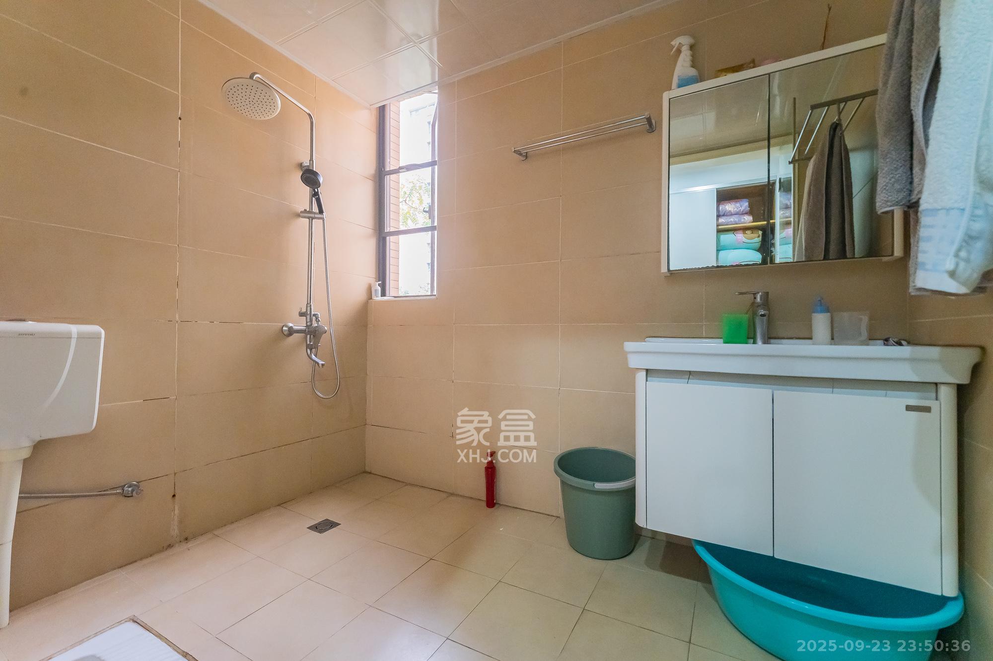 深业睿城  4室2厅2卫    133.8万卫生间