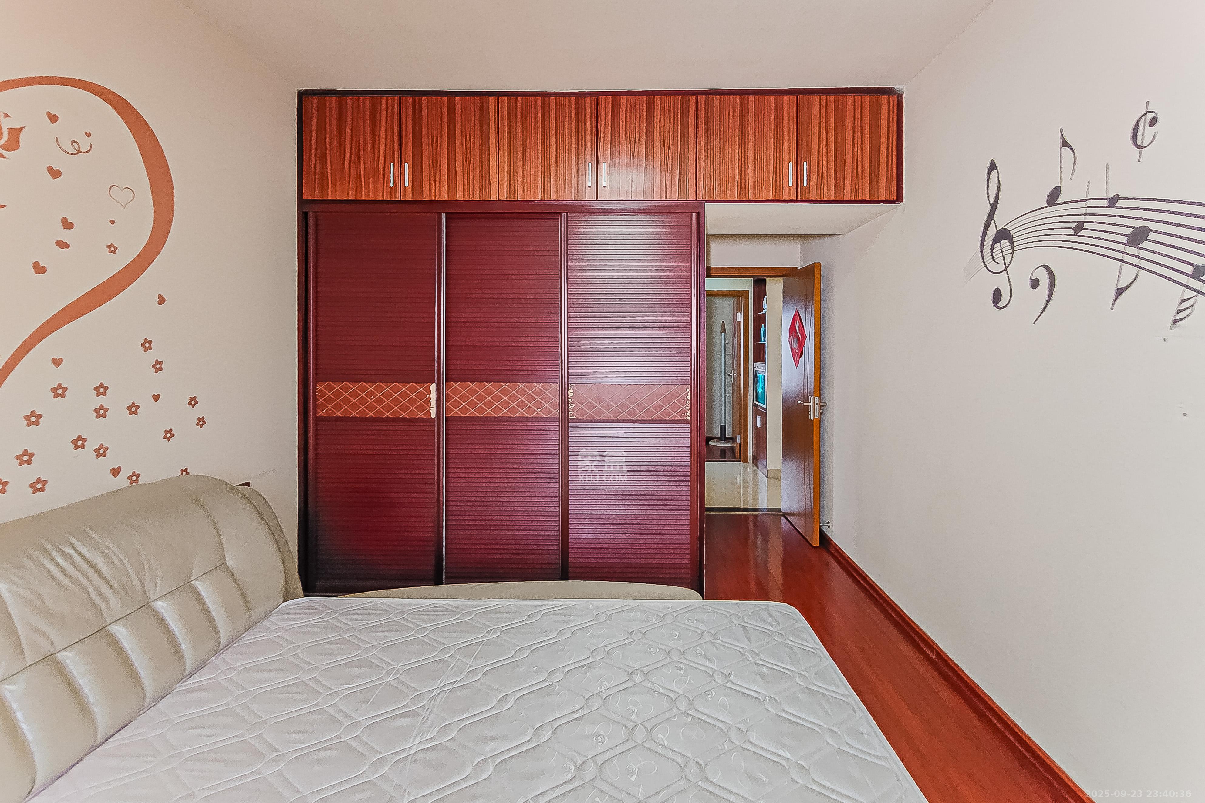 钱隆首府(福晟御园) 3室2厅2卫 150.0万 钱隆首府(福晟御园) 3室2厅2卫 150.0万卧室