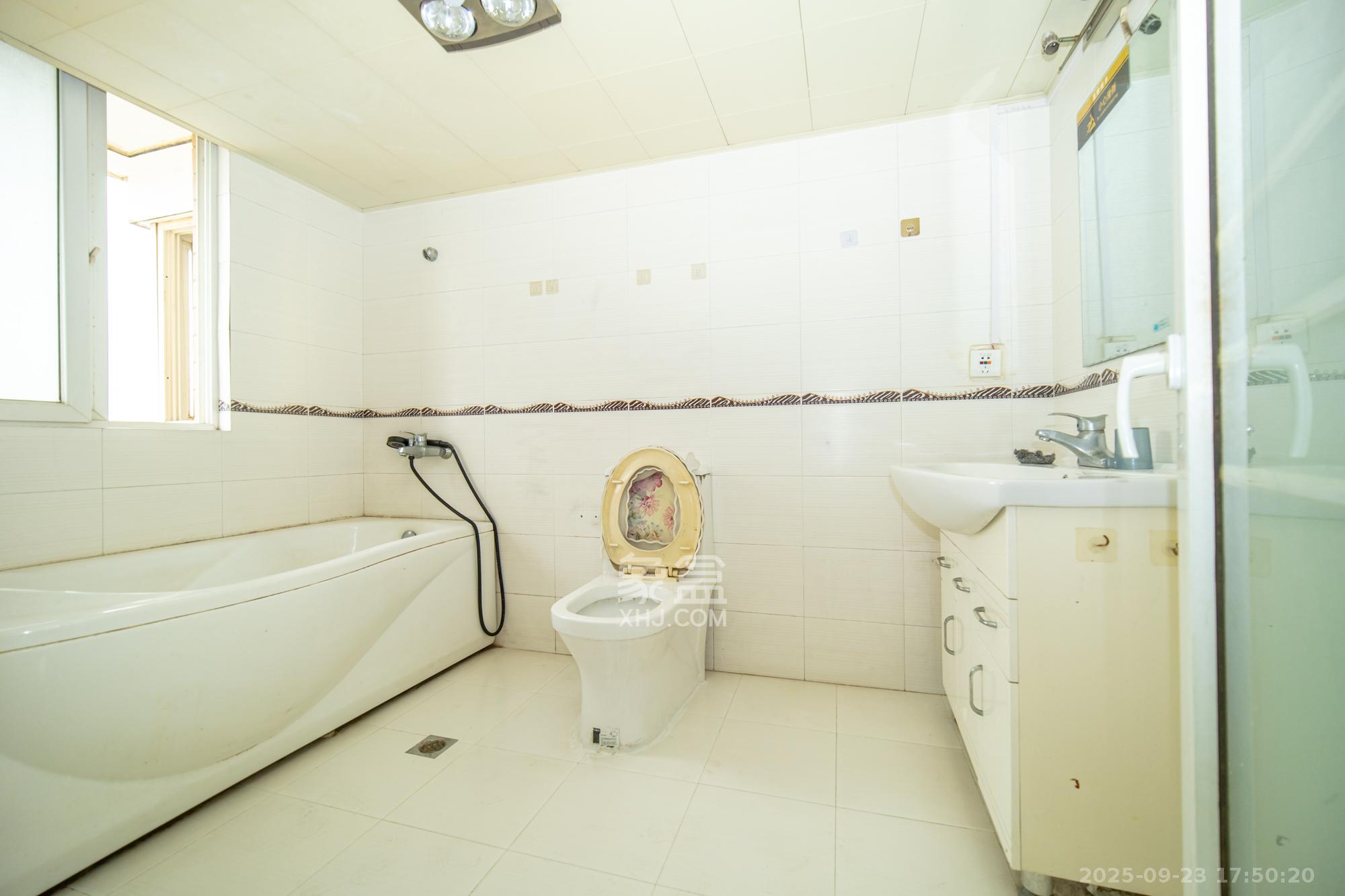 晶华美地  4室2厅2卫    79.8万卫生间