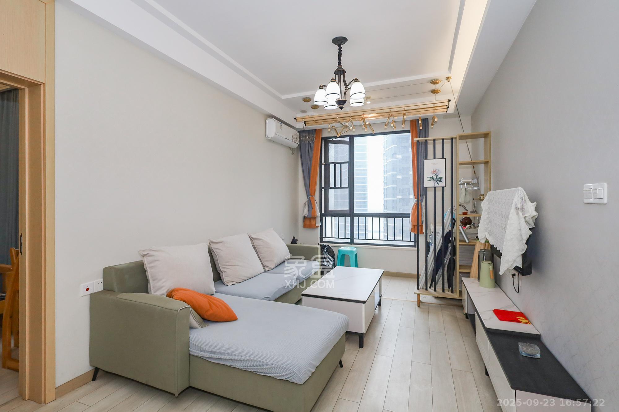 启迪协信中心  2室2厅1卫    68.0万 启迪协信中心  2室2厅1卫    68.0万客厅