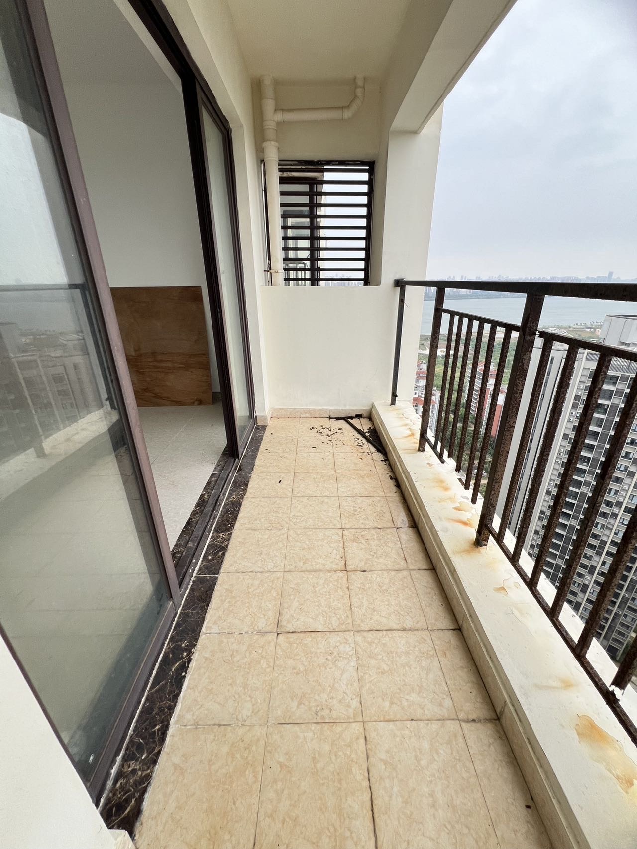 新琼雅苑 4室2厅2卫 135.0万 新琼雅苑 4室2厅2卫 135.0万客厅