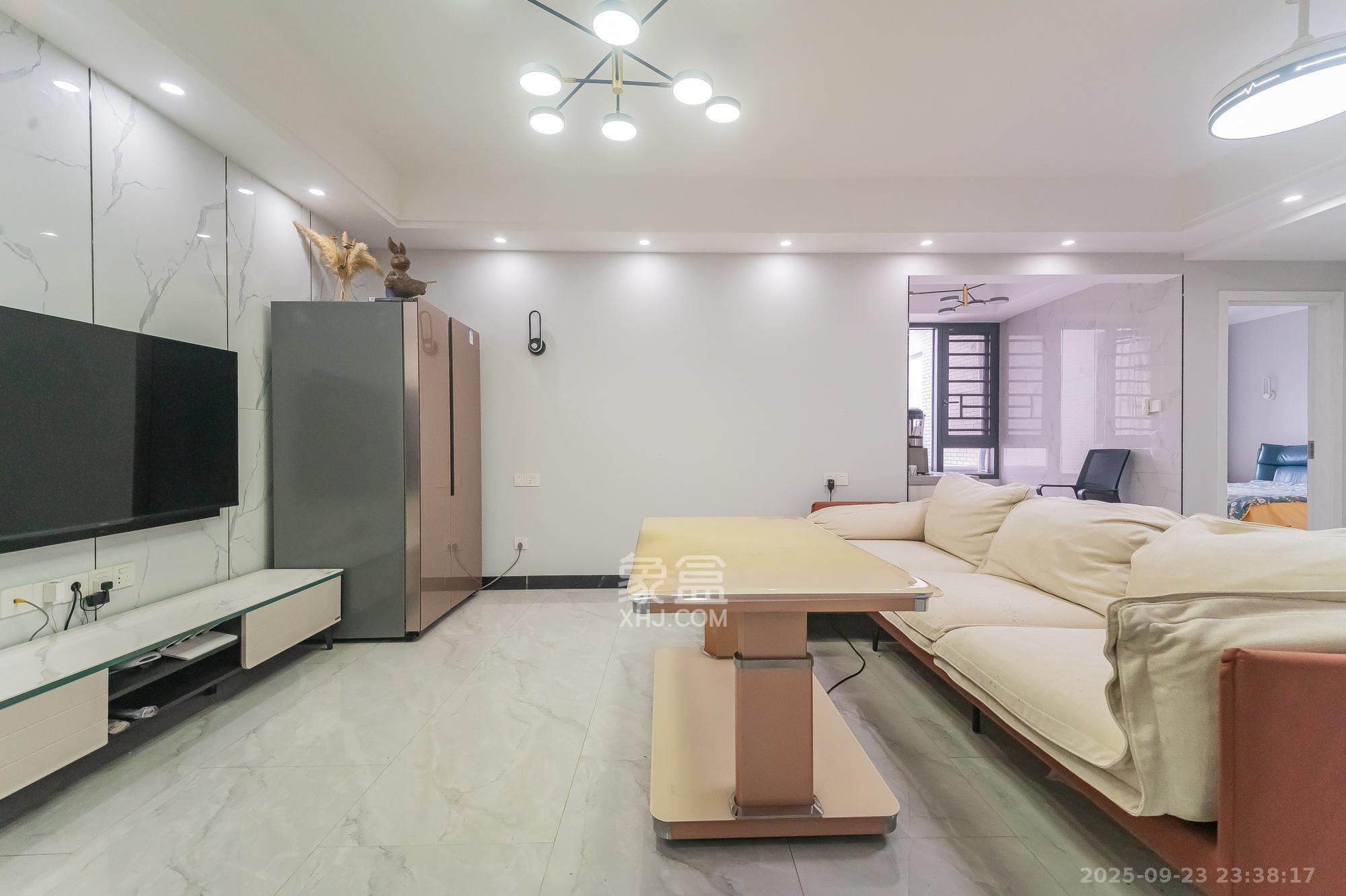 锦璨家园 3室2厅2卫 75.80万 锦璨家园 3室2厅2卫 75.80万客厅