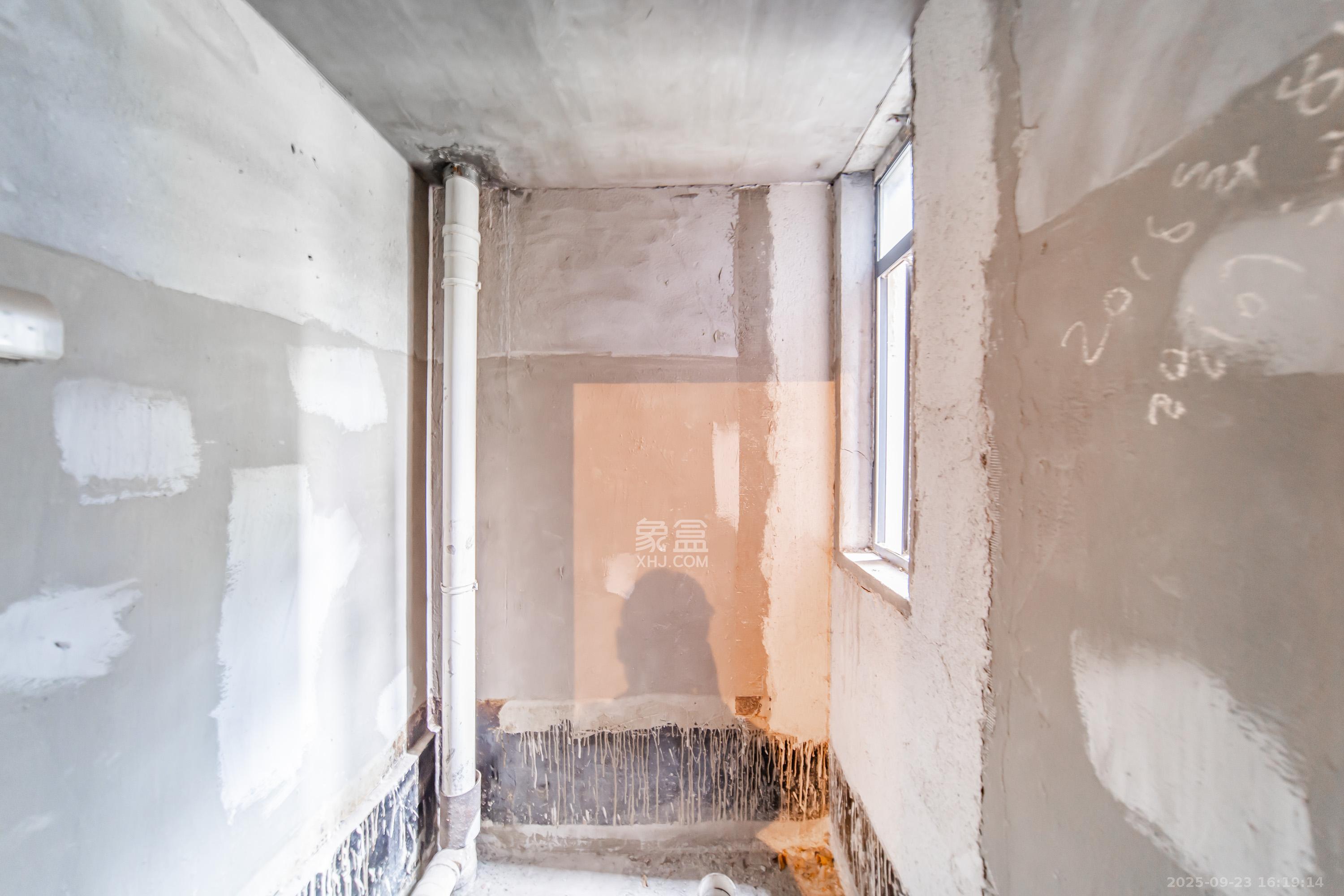 麓山翰林苑  4室2厅2卫    130.0万卫生间