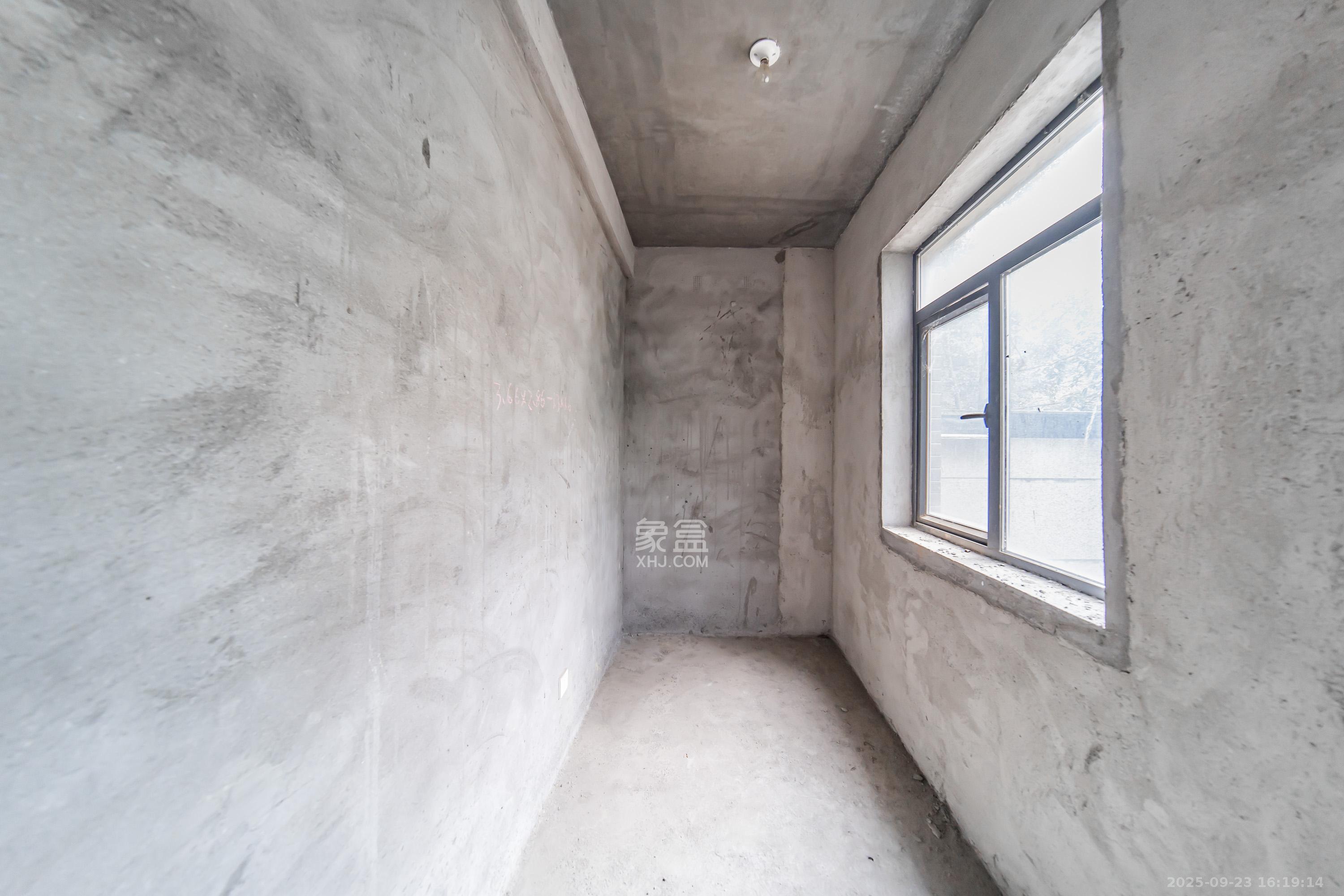 麓山翰林苑  4室2厅2卫    130.0万阳台