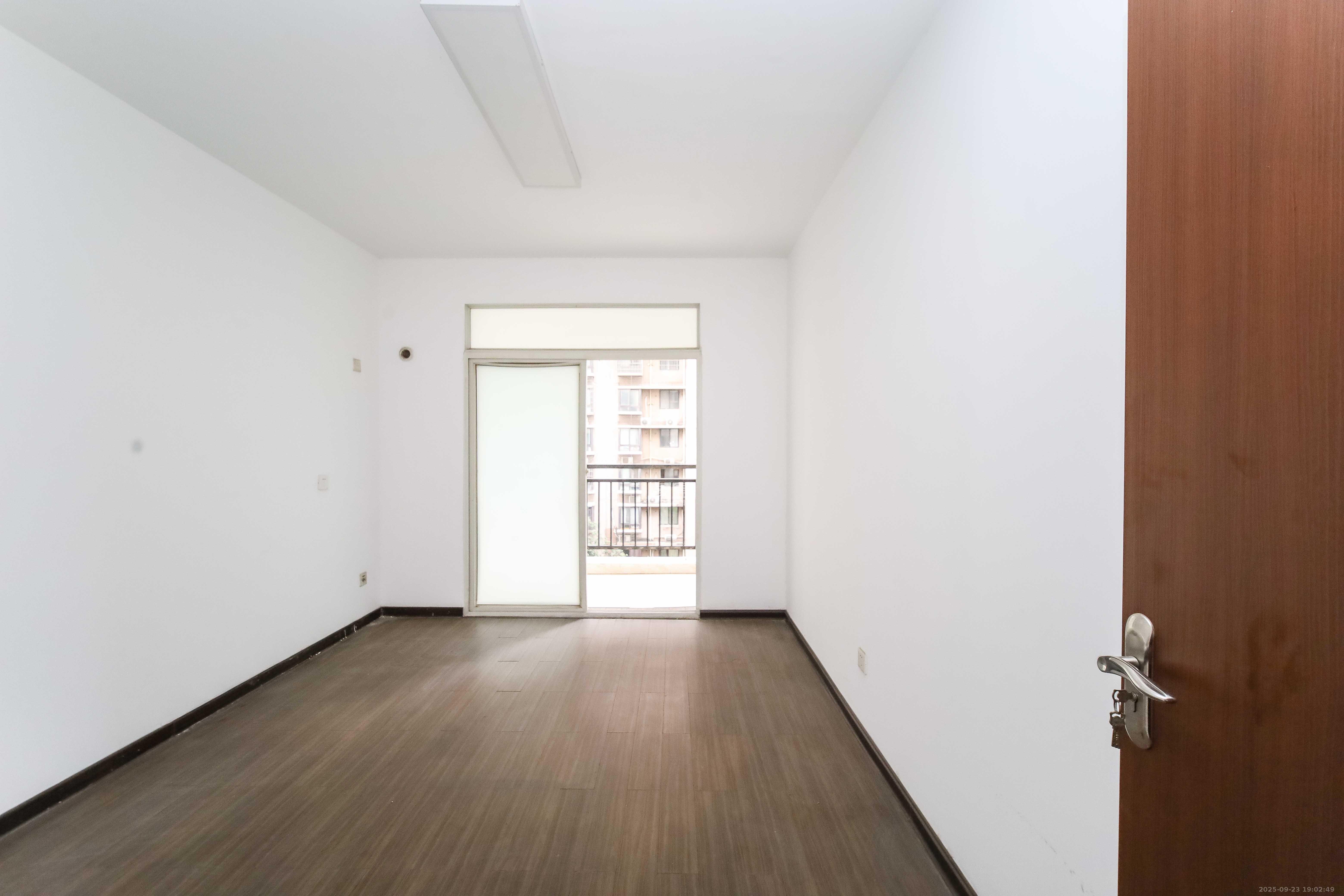 丽景新贵 4室2厅2卫 120.0万 丽景新贵 4室2厅2卫 120.0万卧室