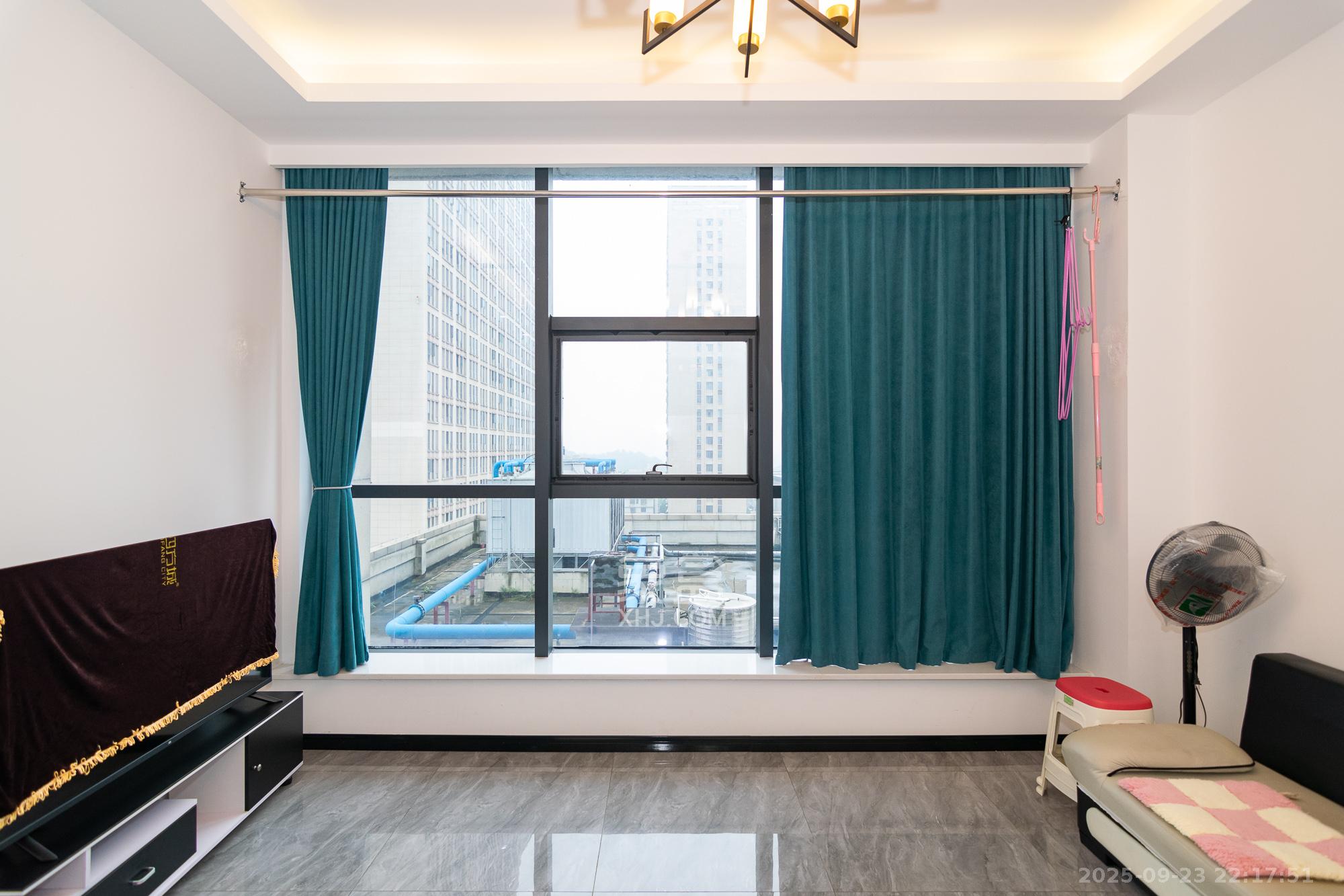 开利星空城市公馆  2室1厅1卫    35.0万客厅