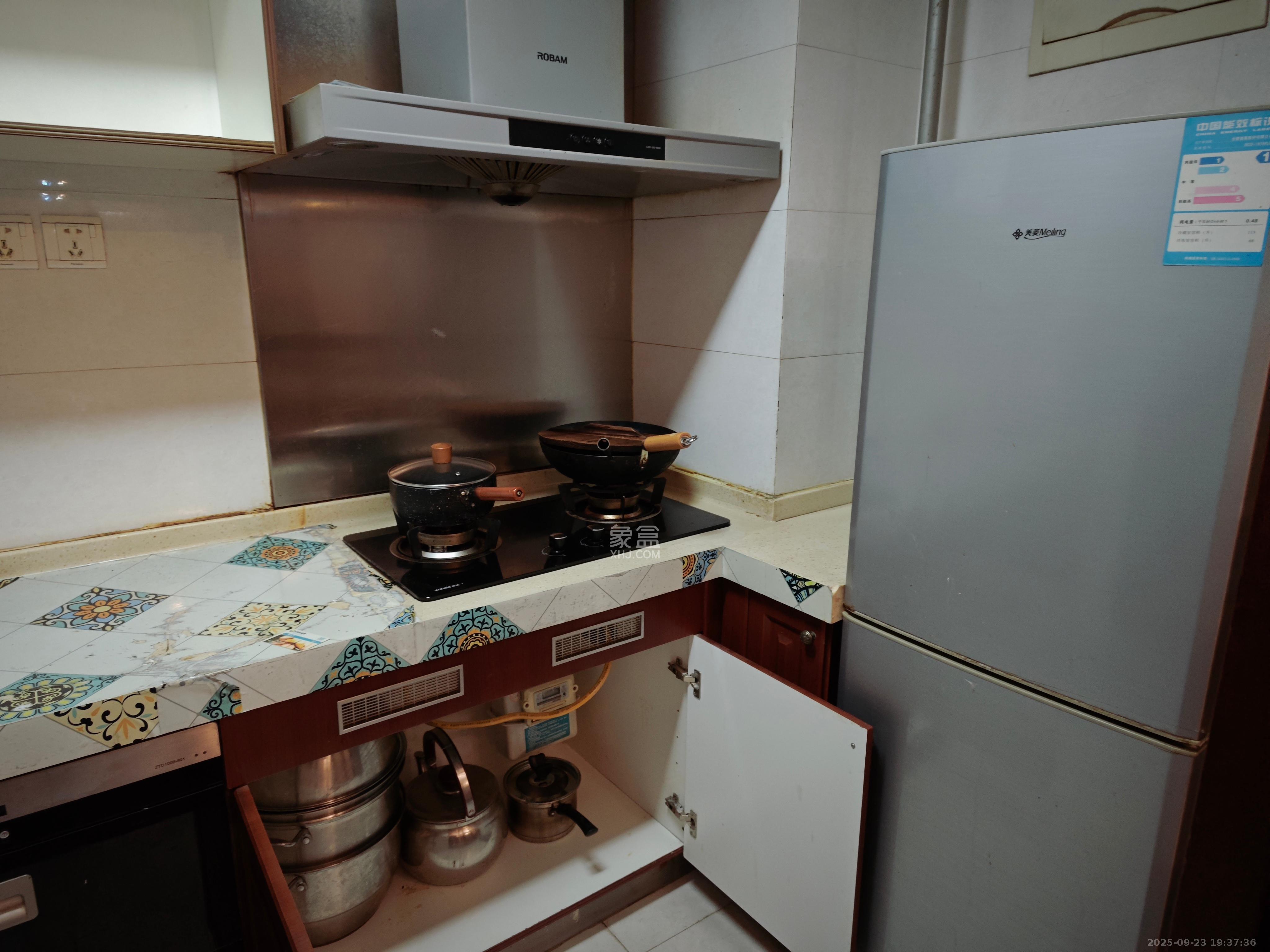 恒大华府 2室2厅2卫 2400.0元/月 恒大华府 2室2厅2卫 2400.0元/月室内图