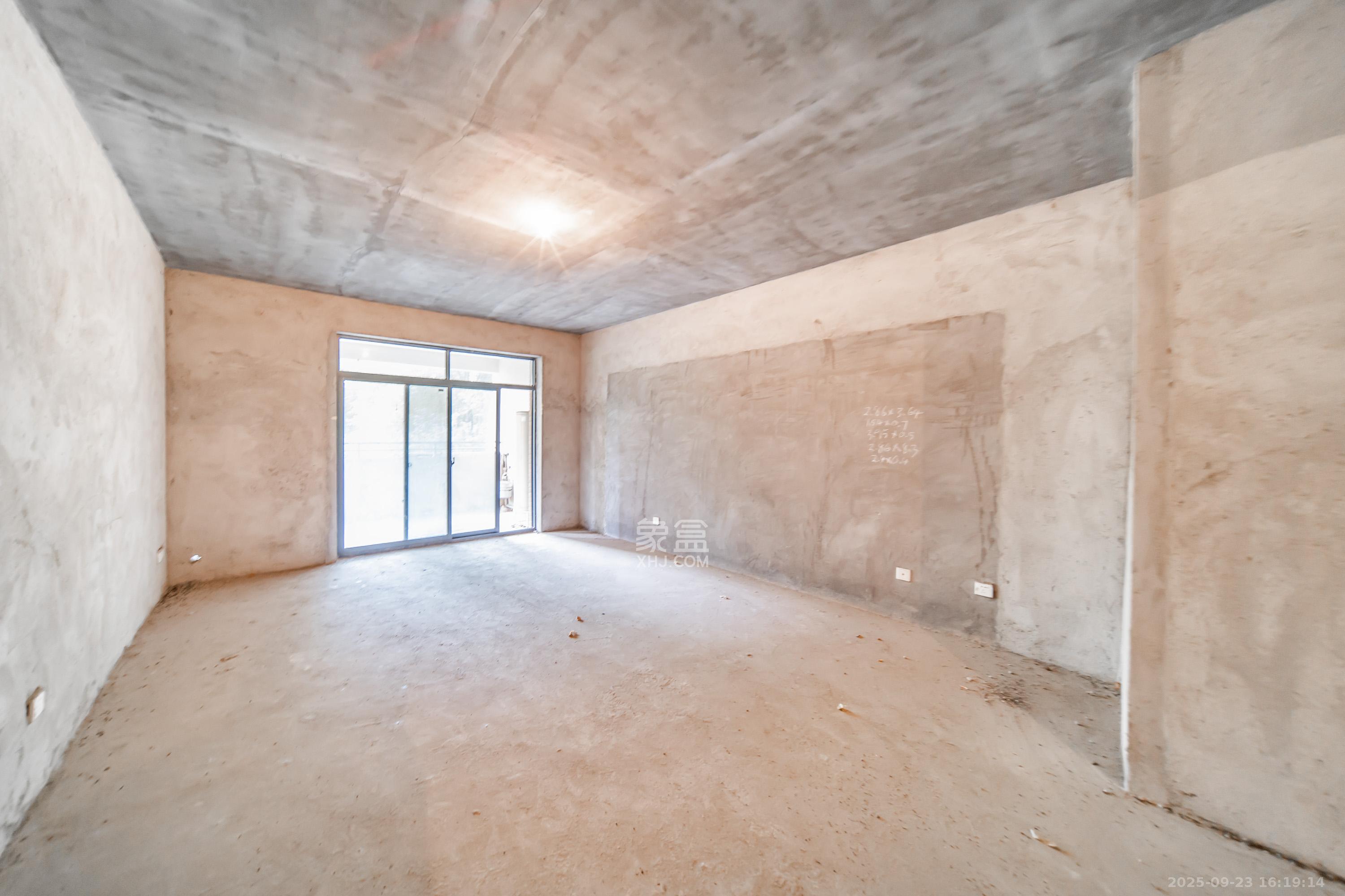 麓山翰林苑 4室2厅2卫 130.0万 麓山翰林苑 4室2厅2卫 130.0万客厅