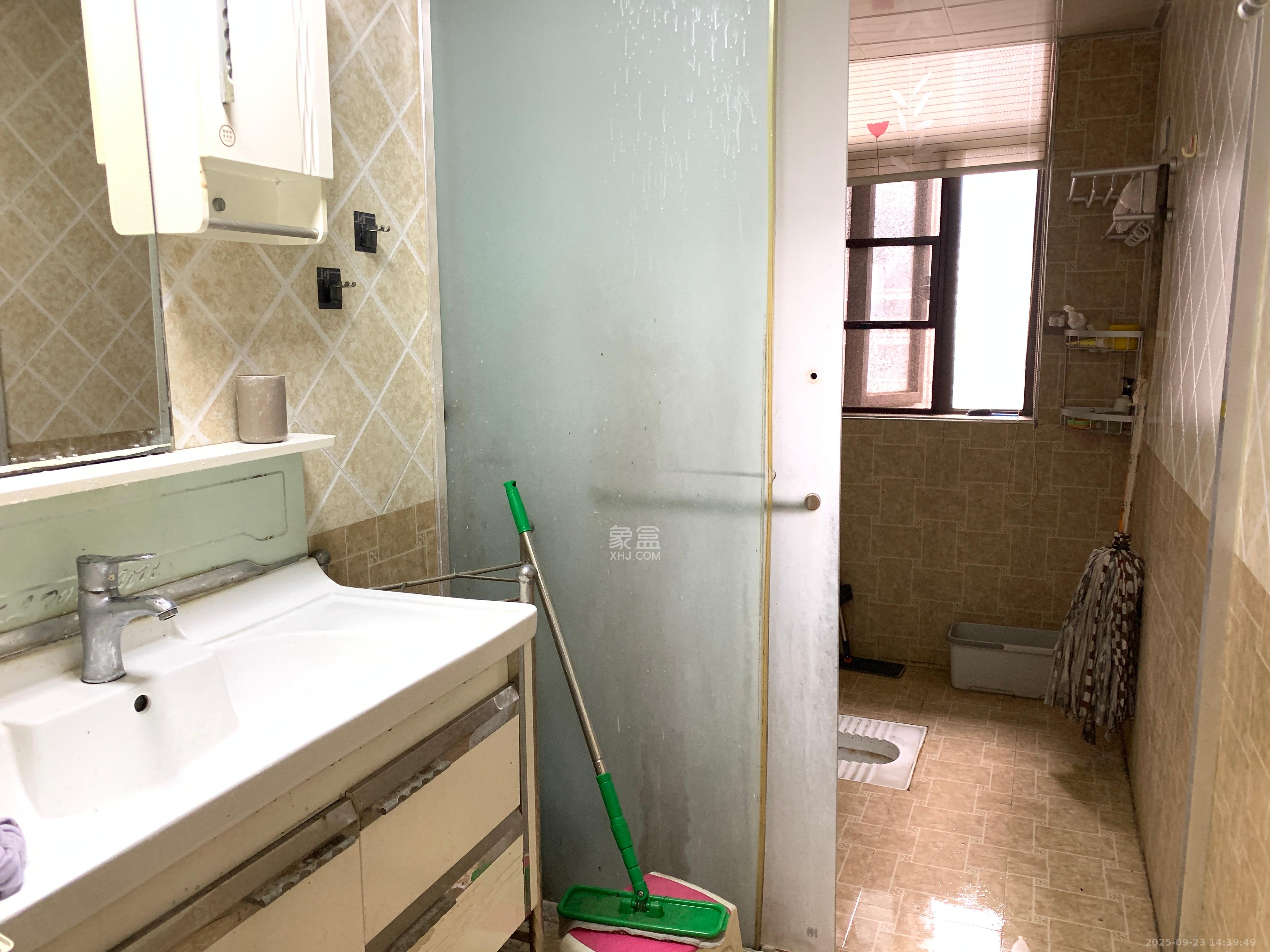 水岸世景  3室2厅2卫    2200.0元/月室内图