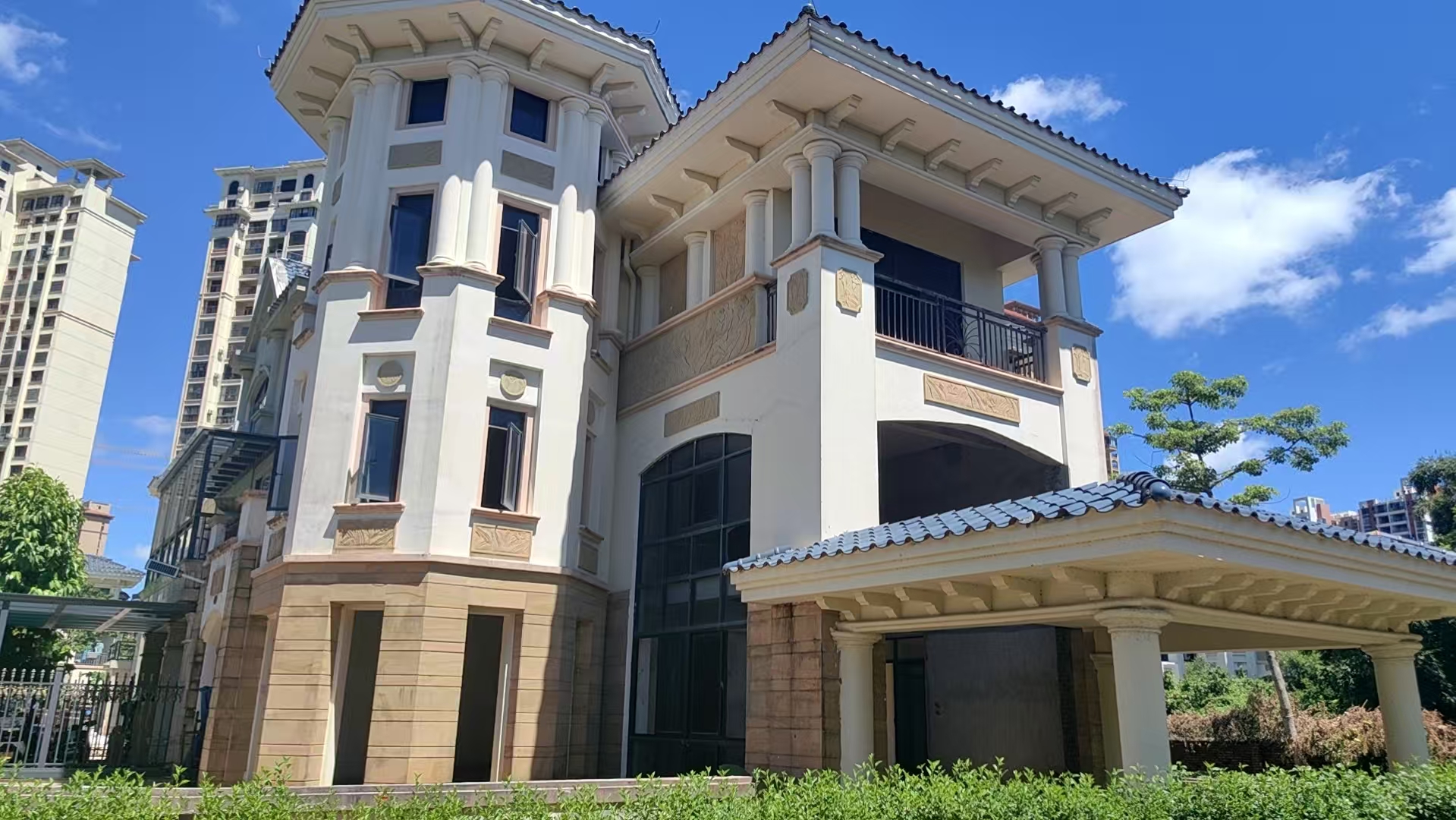 翡翠水城联排别墅 8室3厅4卫 790.0万 翡翠水城联排别墅 8室3厅4卫 790.0万客厅