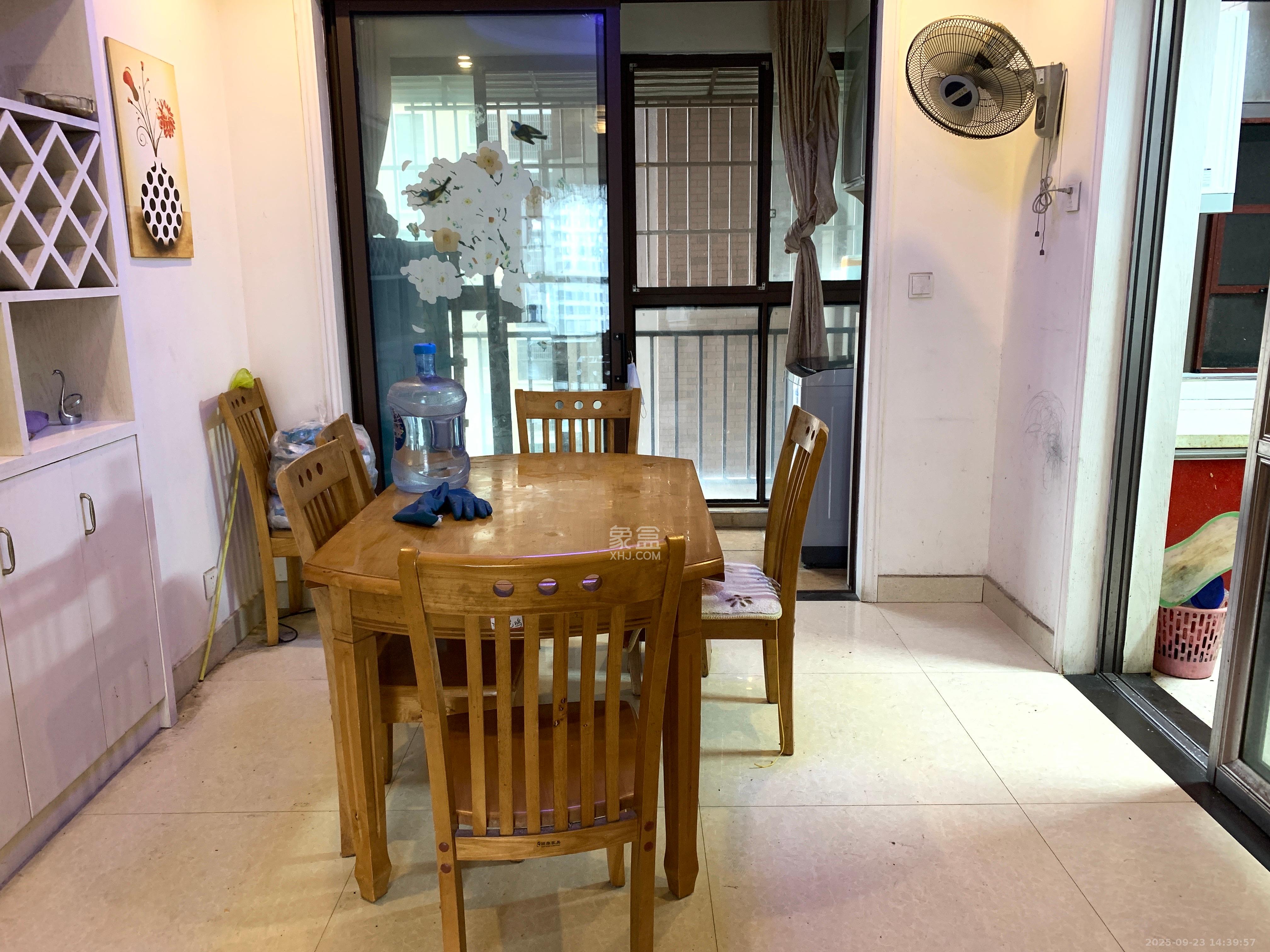 水岸世景  3室2厅2卫    2200.0元/月室内图