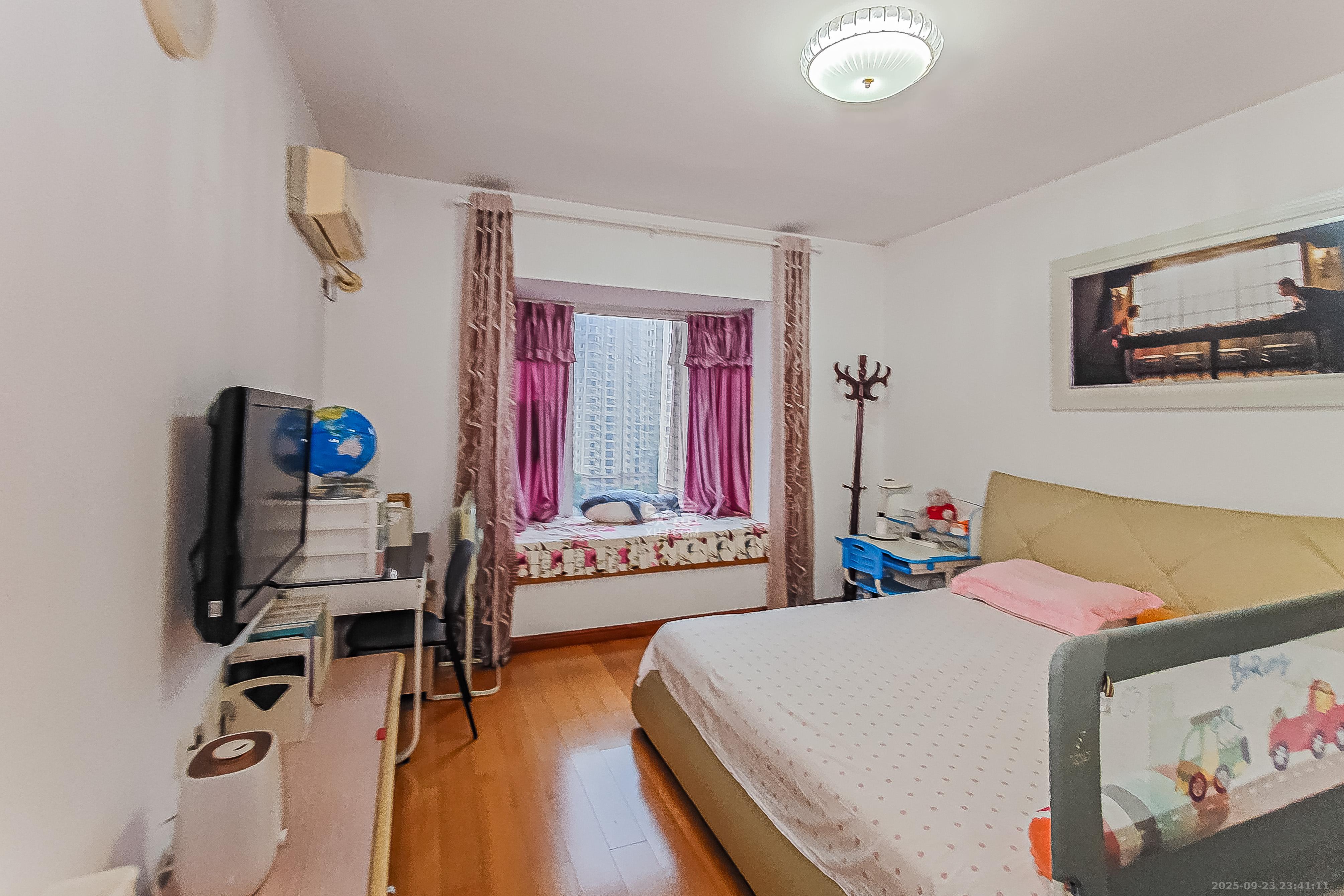 三重星都心  3室2厅2卫    168.0万卧室