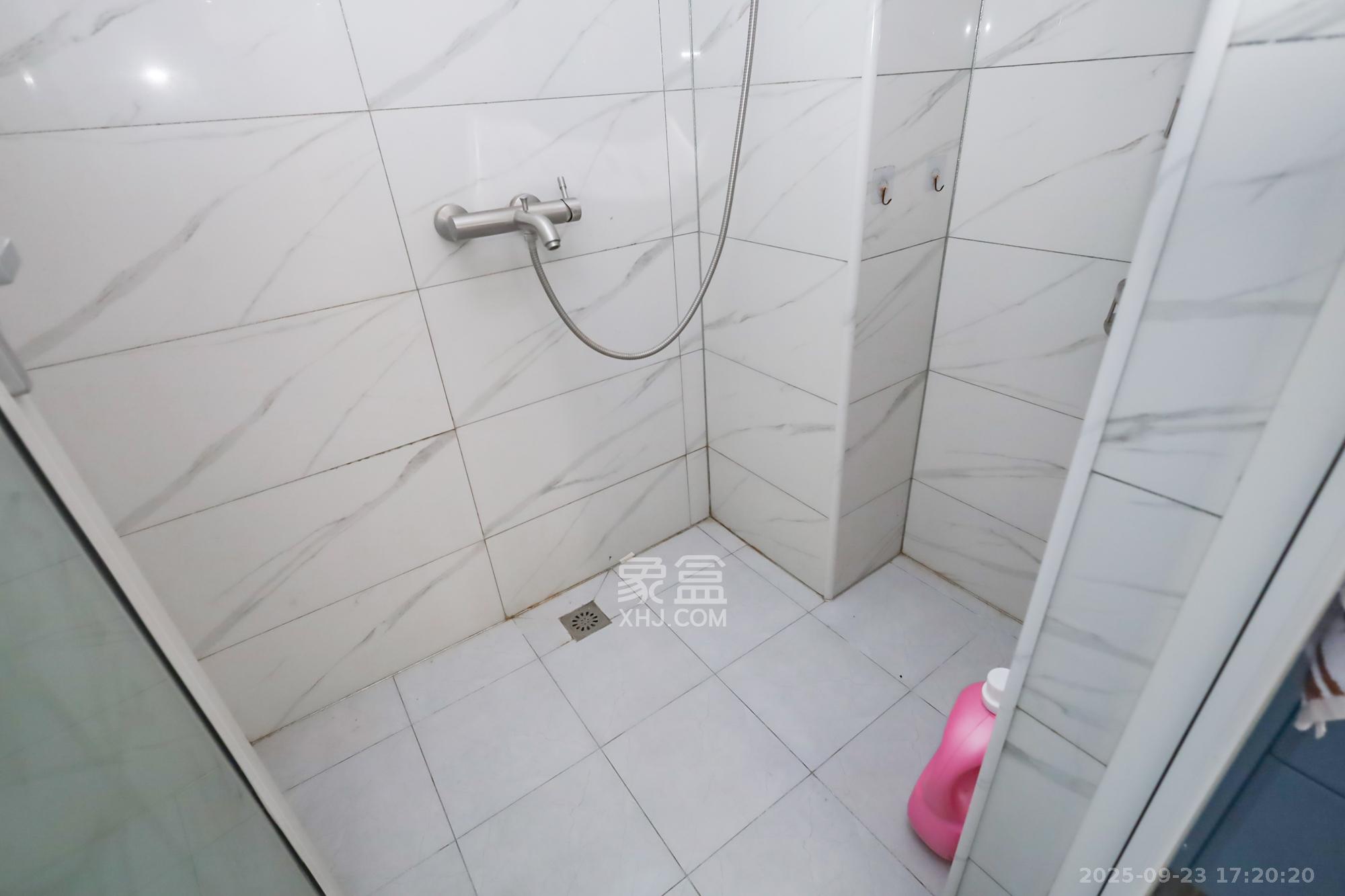 山水誉峰 3室2厅1卫 115.0万 山水誉峰 3室2厅1卫 115.0万卫生间