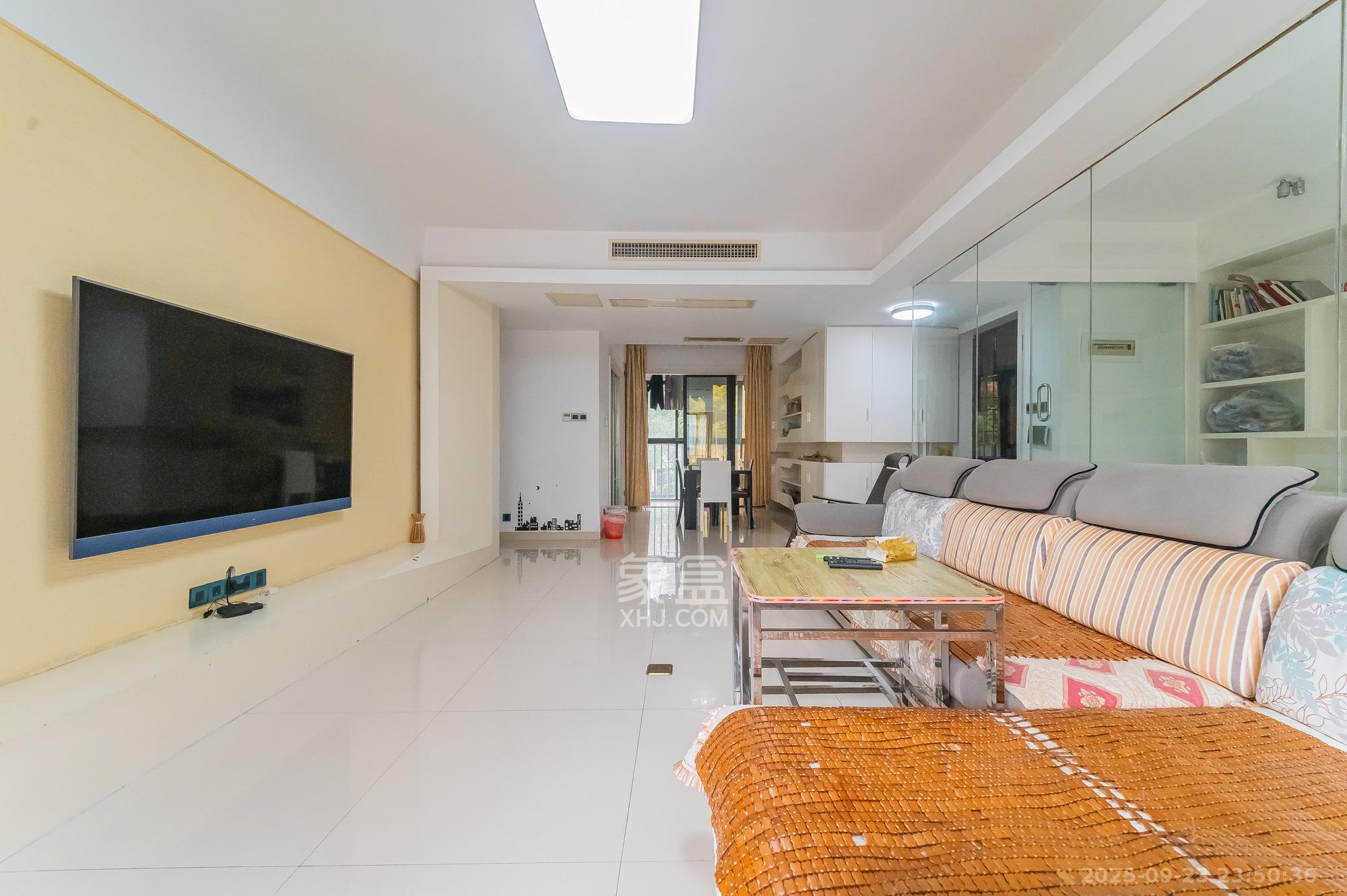 深业睿城  4室2厅2卫    133.8万客厅