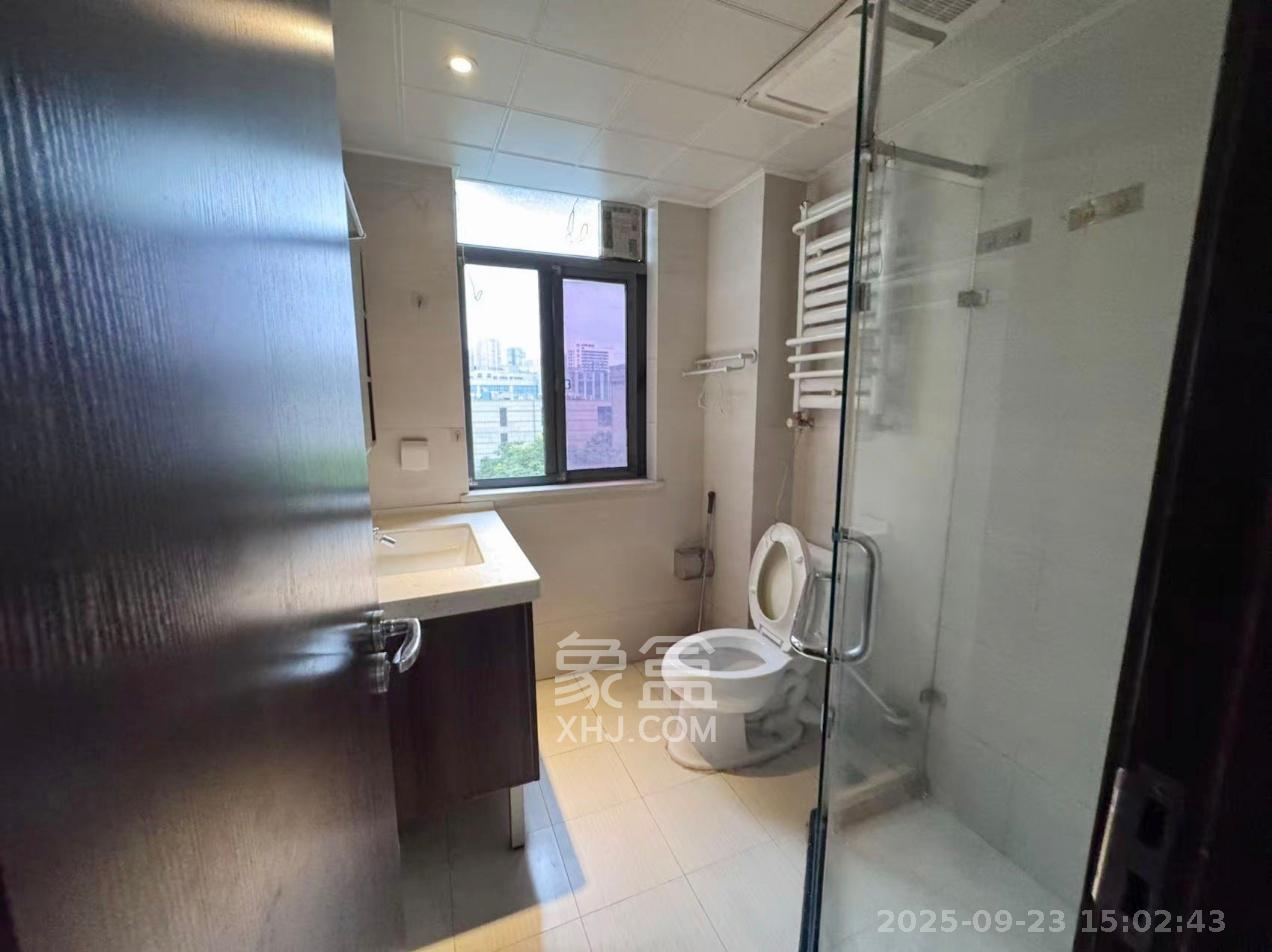 龙湾1号公馆  3室2厅1卫    2400.0元/月室内图