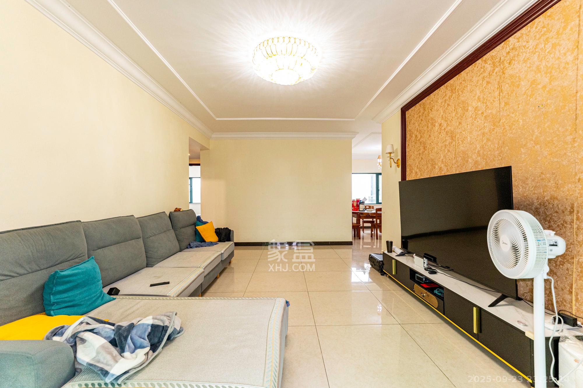 恒大雅苑 4室2厅2卫 114.6万 恒大雅苑 4室2厅2卫 114.6万客厅