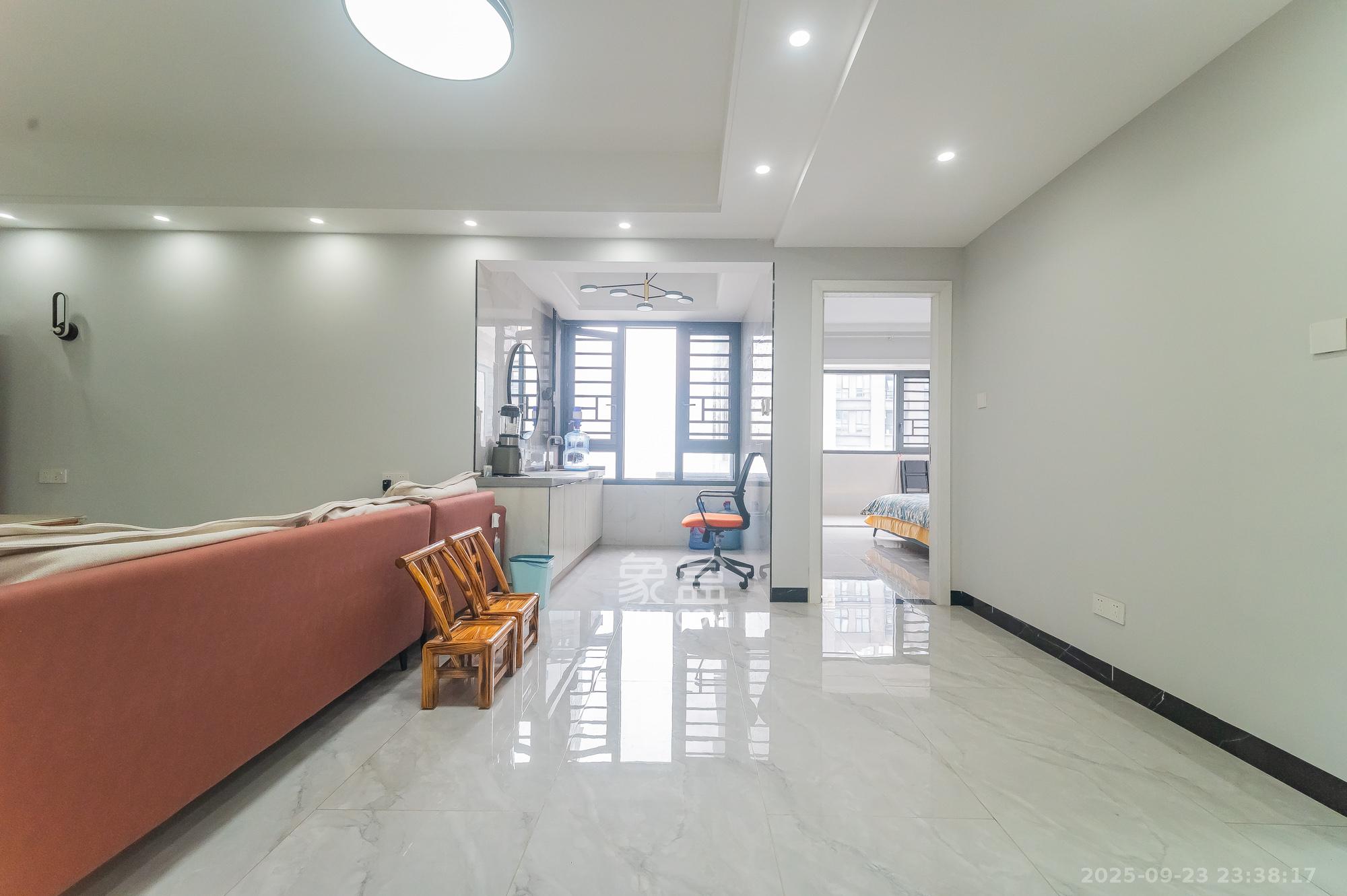 锦璨家园 3室2厅2卫 75.80万 锦璨家园 3室2厅2卫 75.80万客厅