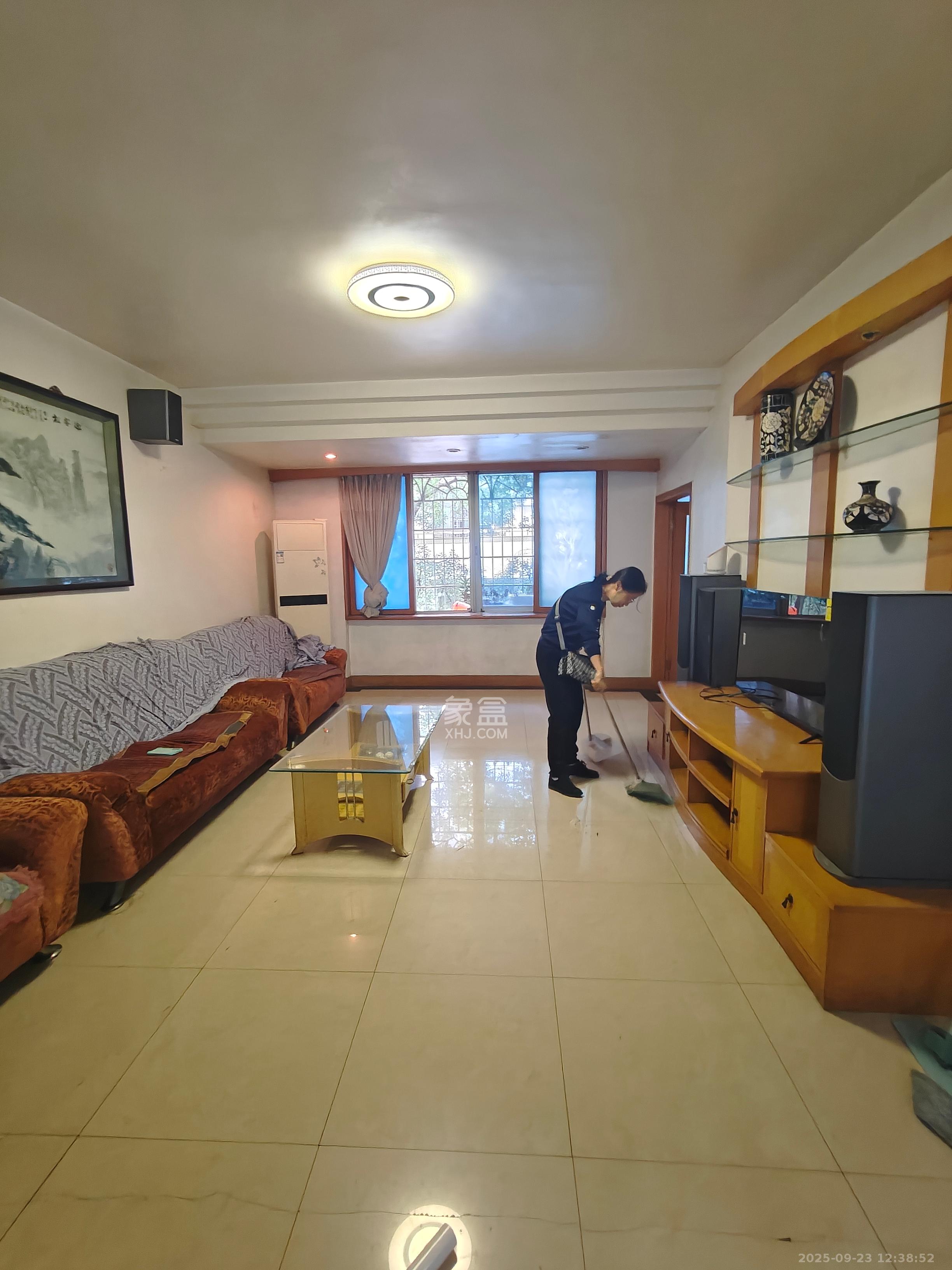 军安苑小区 4室2厅2卫 2000.0元/月 军安苑小区 4室2厅2卫 2000.0元/月室内图