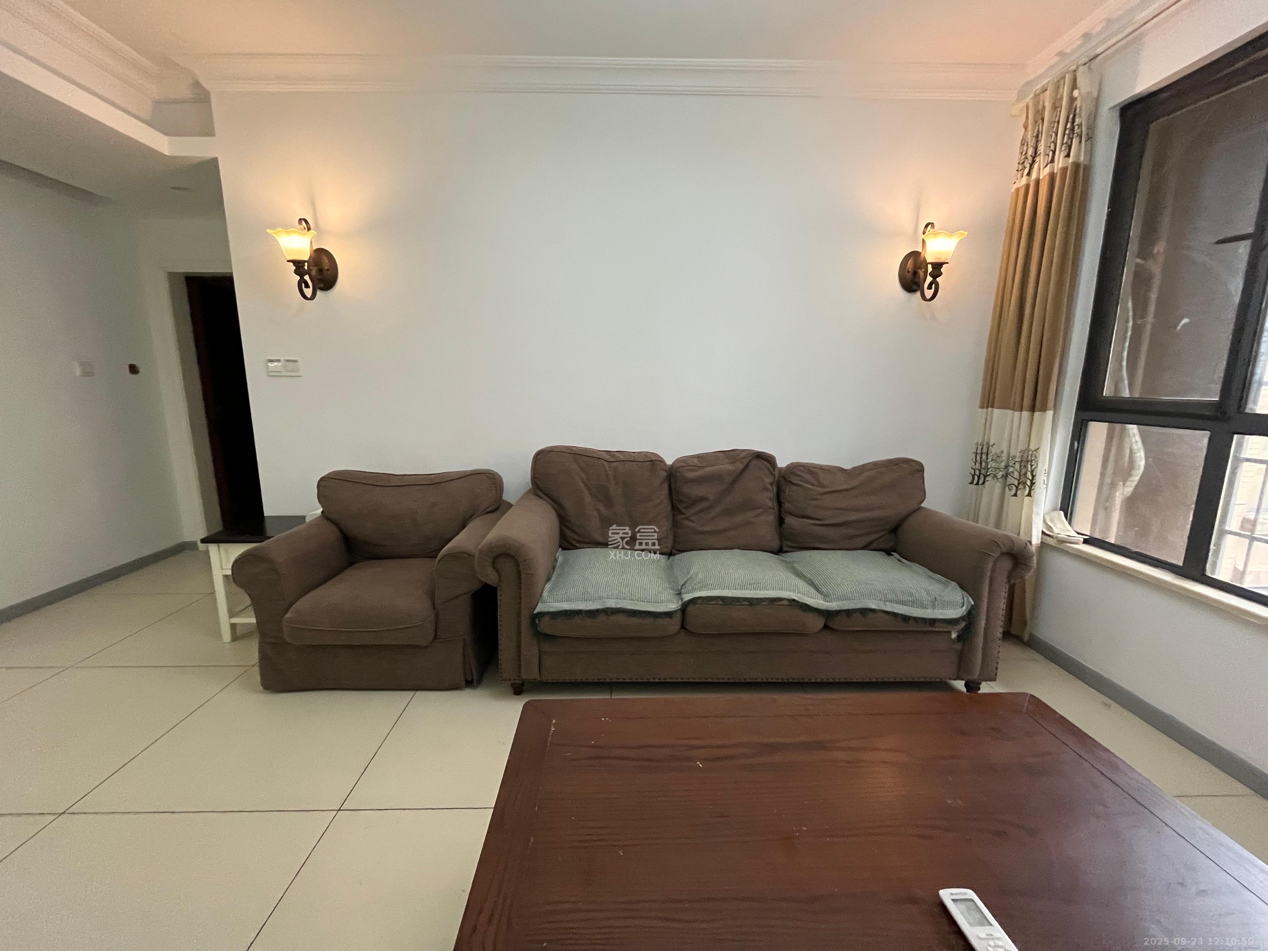 荣盛花语馨苑 3室2厅1卫 2300.0元/月 荣盛花语馨苑 3室2厅1卫 2300.0元/月室内图