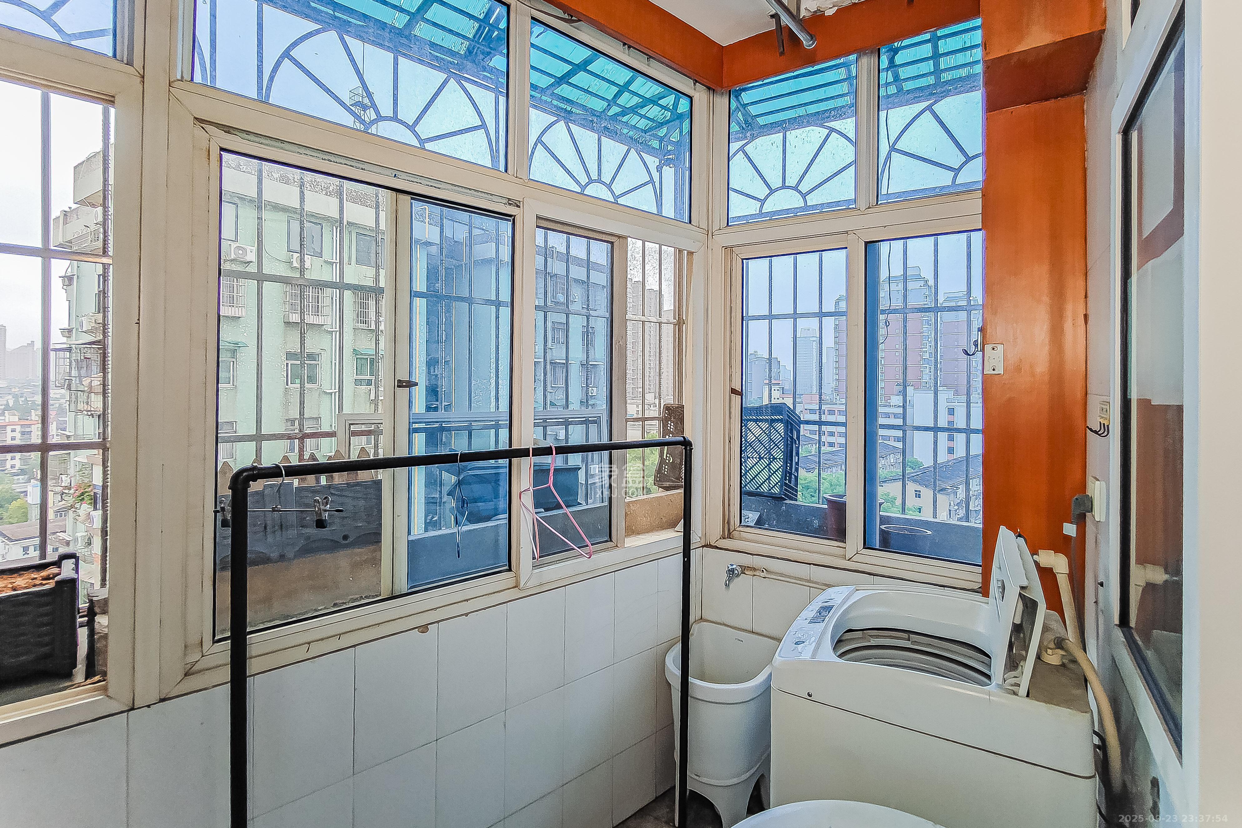 省政府机关梓园住宅区 3室1厅1卫 84.0万 省政府机关梓园住宅区 3室1厅1卫 84.0万阳台