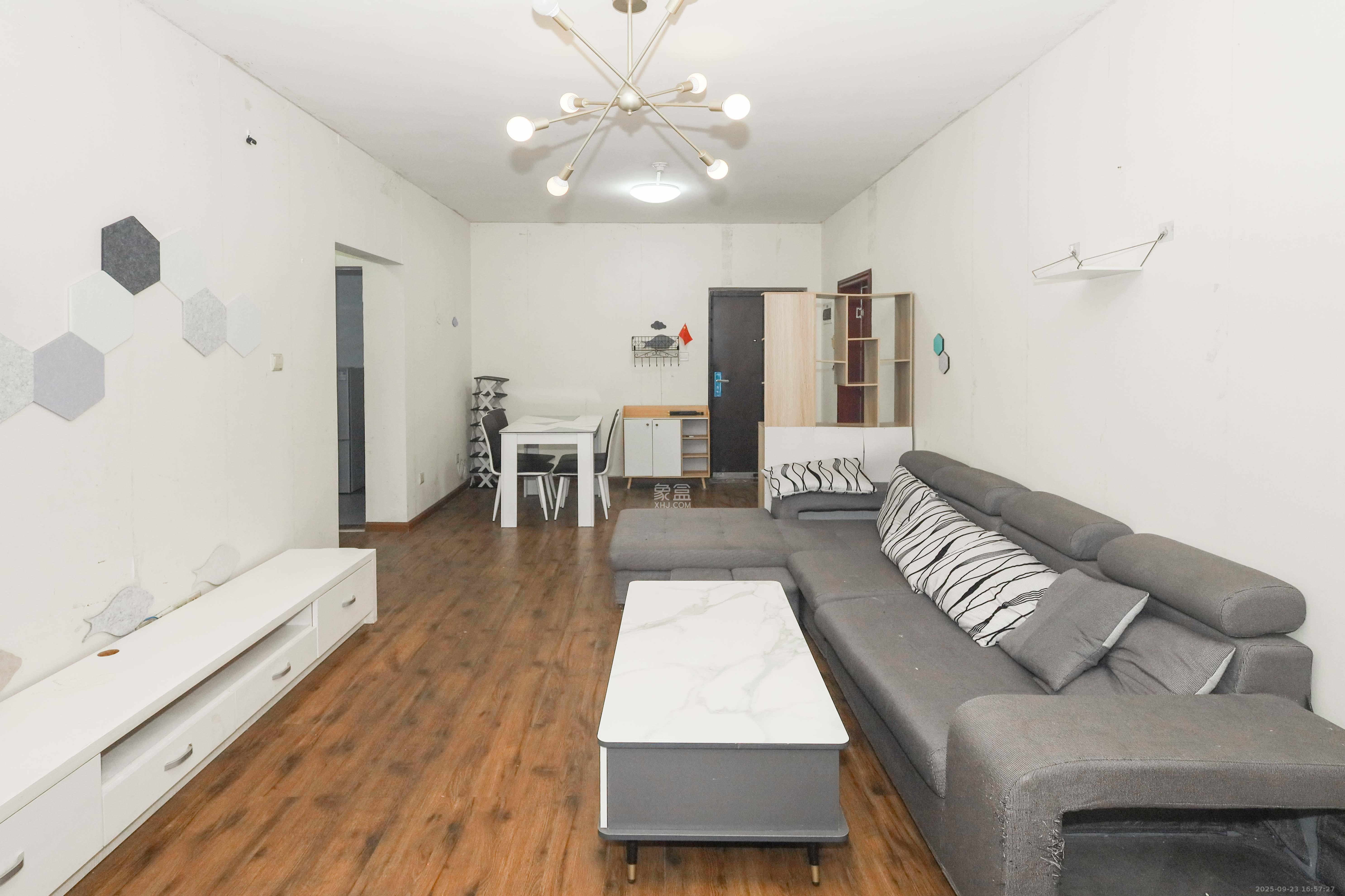 保利麓谷林语A区 2室1厅1卫 68.0万 保利麓谷林语A区 2室1厅1卫 68.0万客厅