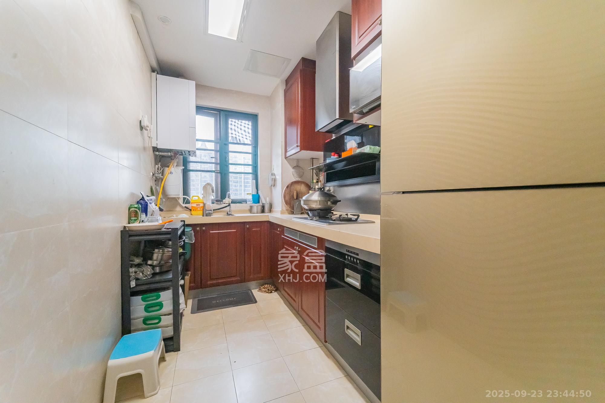 恒大翡翠华庭  4室2厅2卫    109.8万厨房