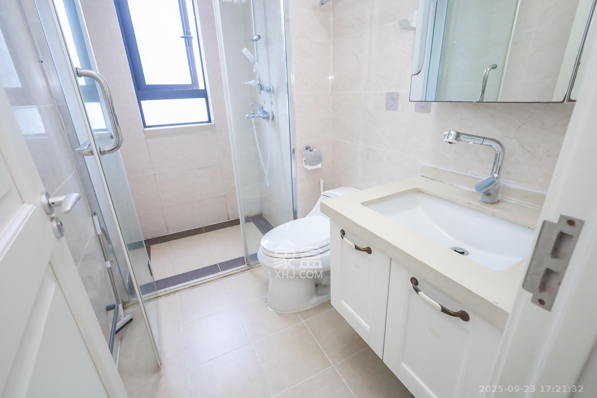 万科里金域国际  4室2厅2卫    238.0万卫生间