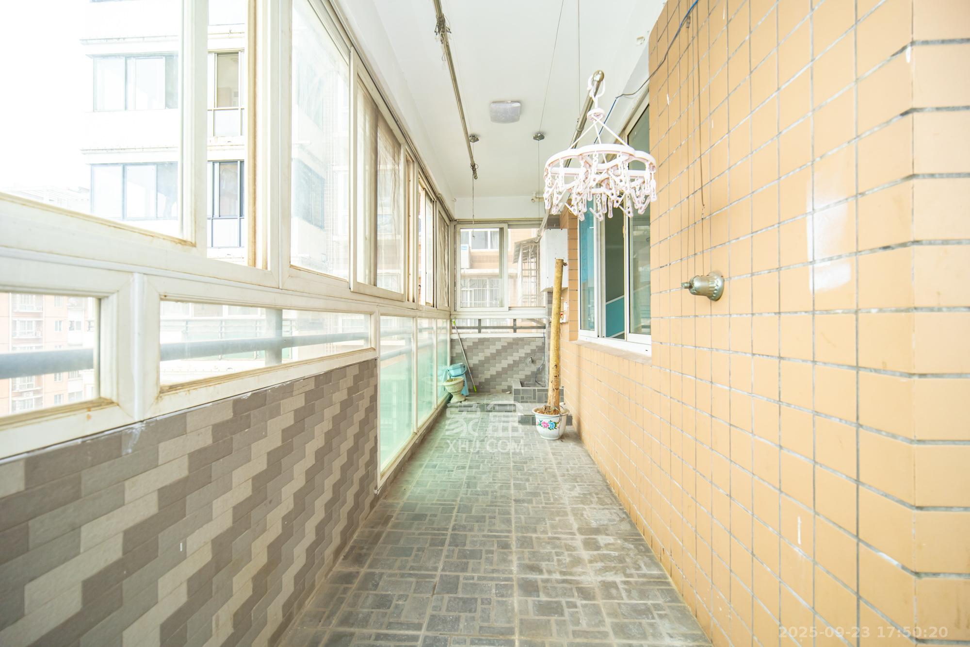 晶华美地  4室2厅2卫    79.8万阳台